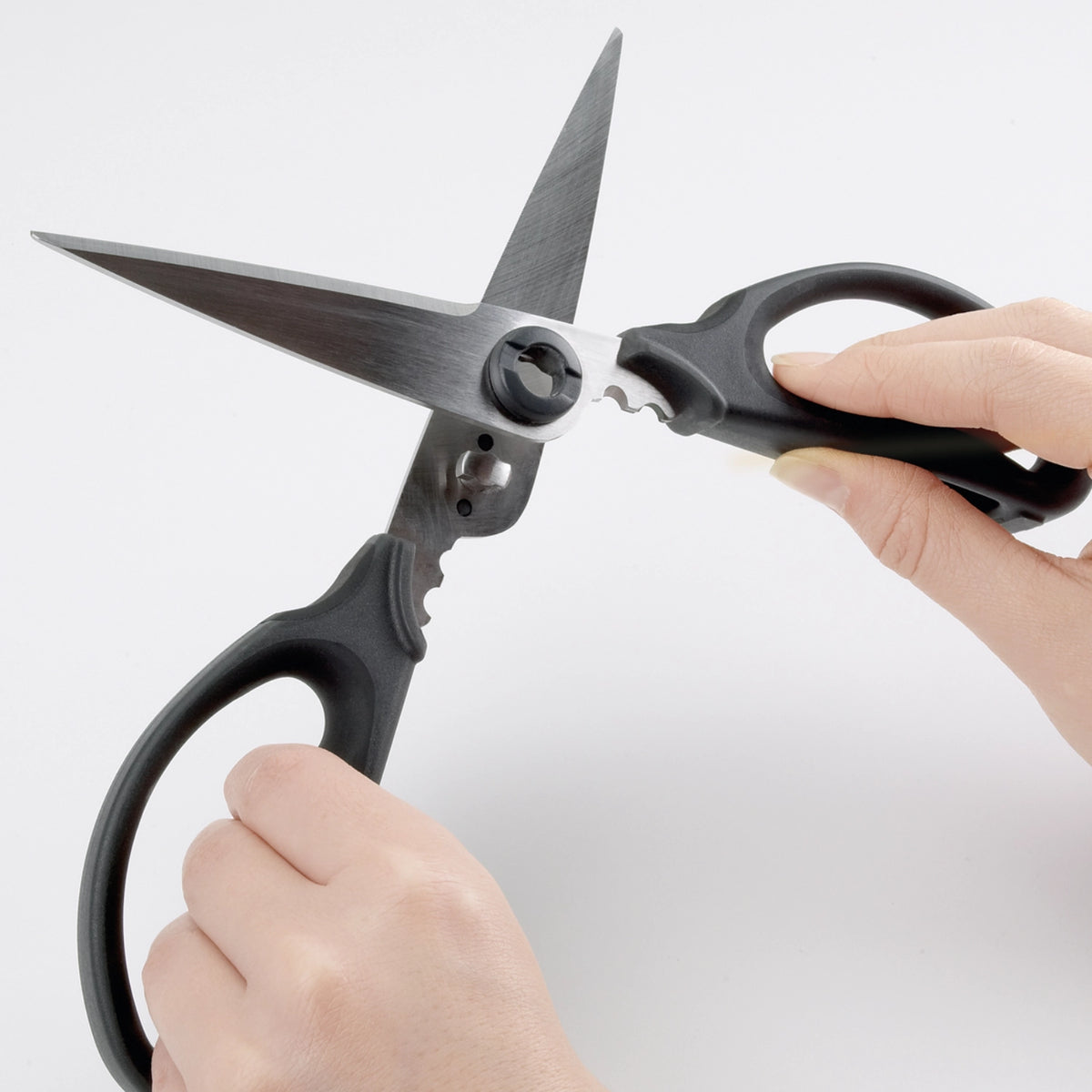 Küchen-Kräuterschere, schwarz in Schwarz präsentiert im Onlineshop von KAQTU Design AG. Küchenhelfer ist von OXO