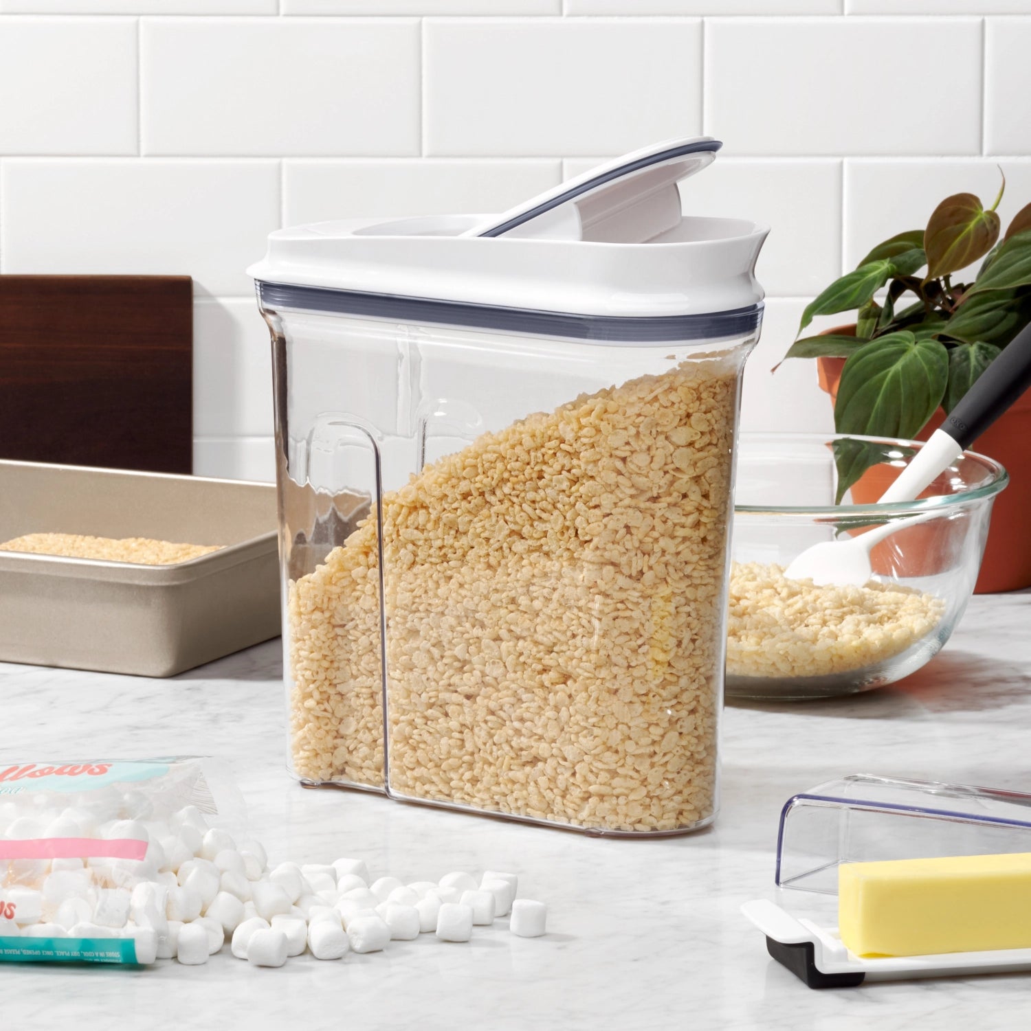 Kompakter OXO Cerealien Dispenser mit 2,3 l Volumen, perfekt für die ordentliche Lagerung von Frühstücksflocken und kleinen Snacks.