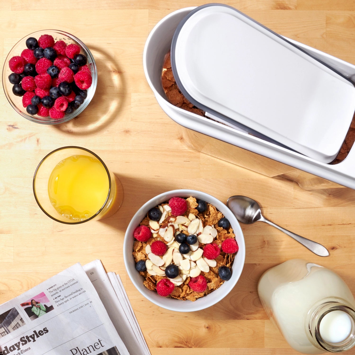 Praktischer OXO Cerealien Dispenser, mittel (3.2 l), ideal für die ordentliche Aufbewahrung von Müsli und Snacks, mit einfachem Ausgabemechanismus.
