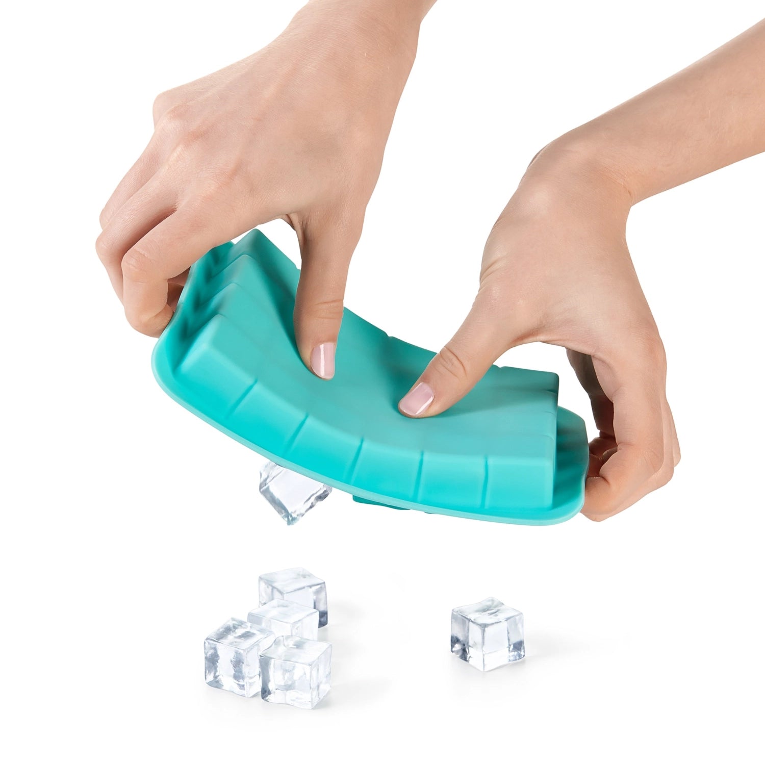 Erleben Sie die Good Grips Eiswürfelschale von OXO! Diese innovative Form produziert 48 kleine, perfekt geformte Eiswürfel und sorgt für Ordnung im Gefrierschrank.