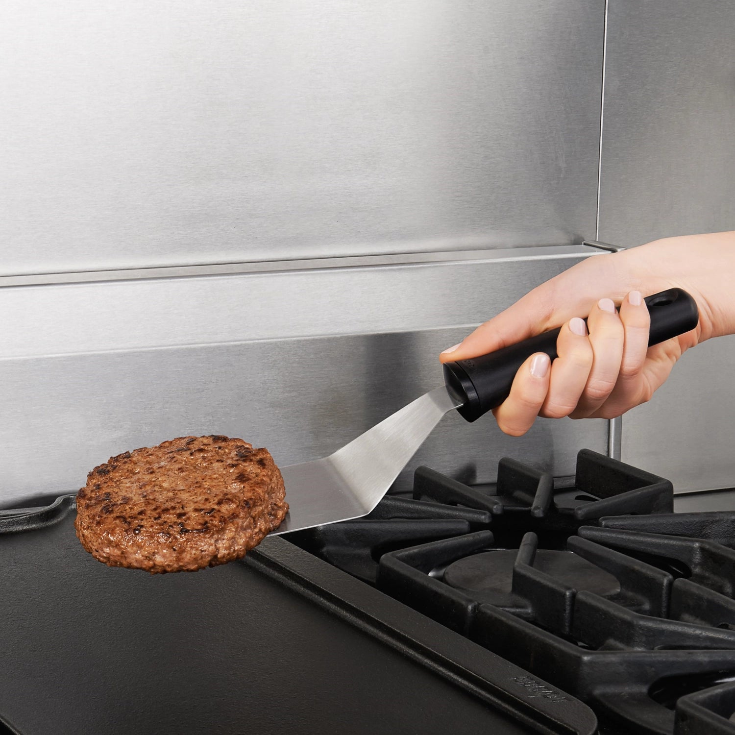 Der OXO GG Grillwender Plancha (32x7x3 cm) ist ideal für Grillliebhaber. Hitzebeständig, langlebig und mit ergonomischem Griff für müheloses Wenden.