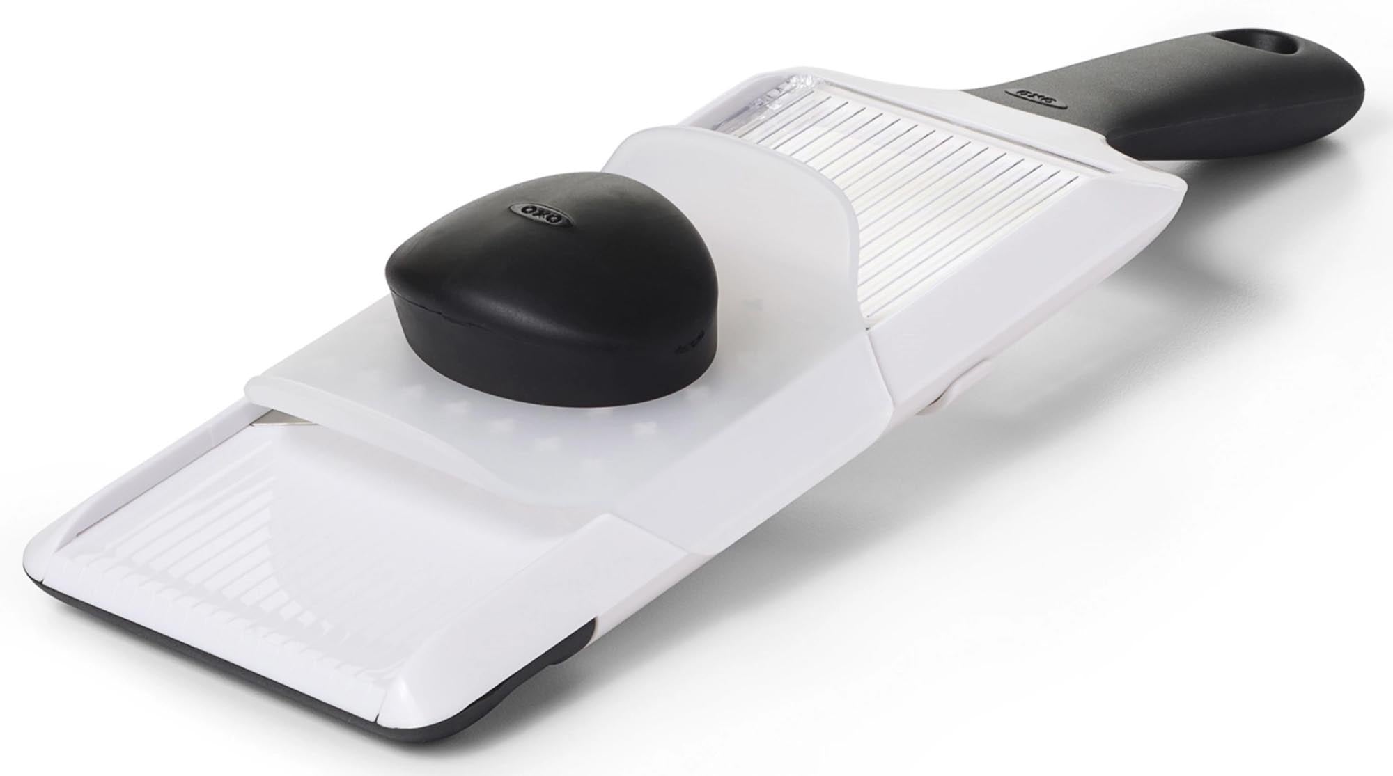 Entdecken Sie die OXO Mandoline 29x9,5 cm – Ihr perfekter Küchenhelfer für präzises, schnelles Schneiden von Gemüse, Obst und Käse. Langlebig, benutzerfreundlich und spülmaschinenfest!