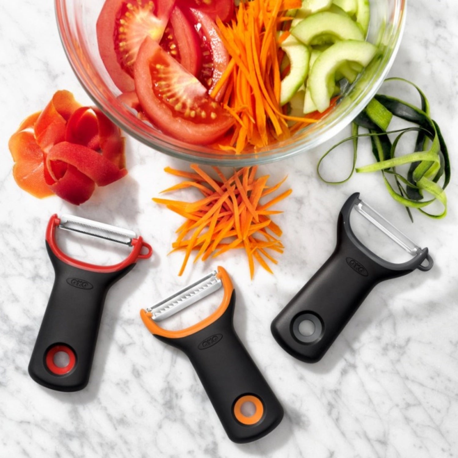 Praktisches 3er Set OXO Good Grips Y Schäler in bunten Designs, perfekt für müheloses Schälen von Obst und Gemüse dank komfortablem Griff.