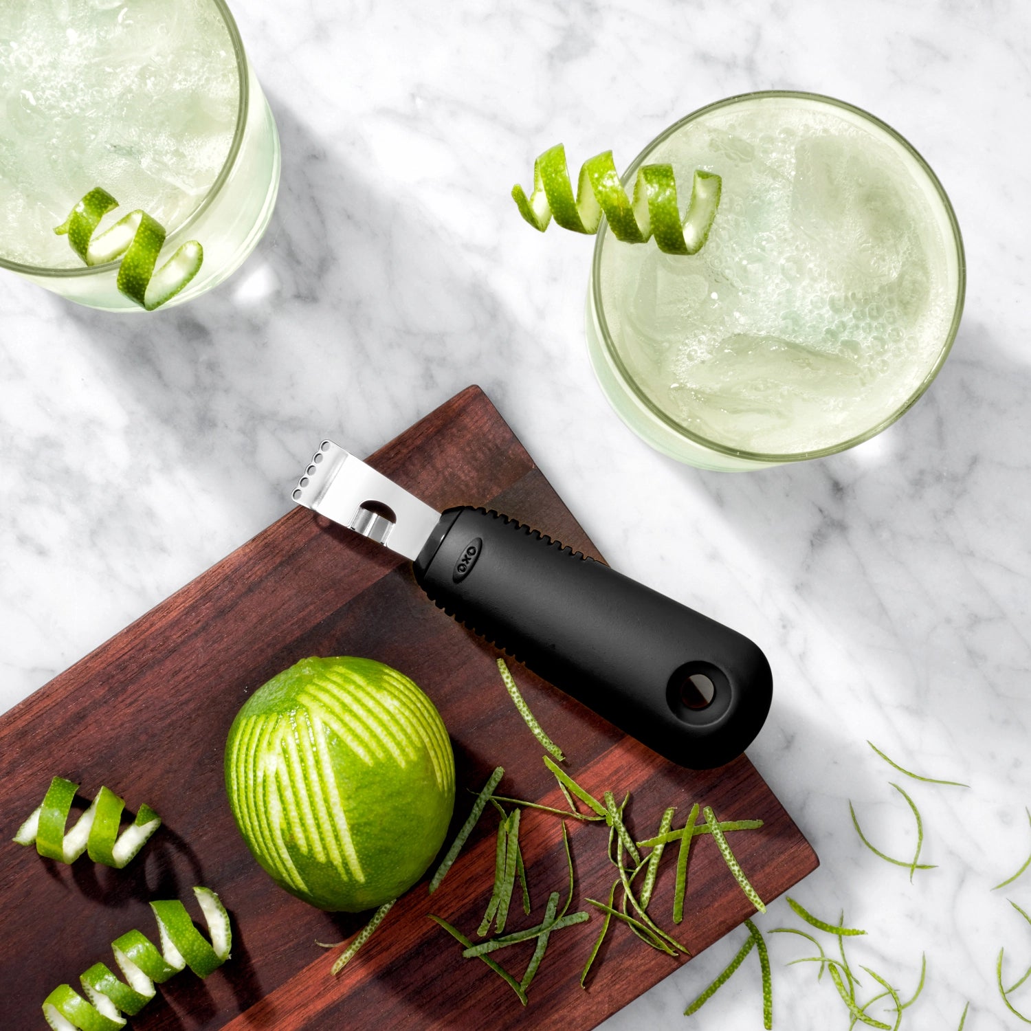 Der OXO Good Grips Zester Schäler vereint ergonomisches Design mit scharfen Klingen für müheloses Zesten und Schälen von Lebensmitteln.