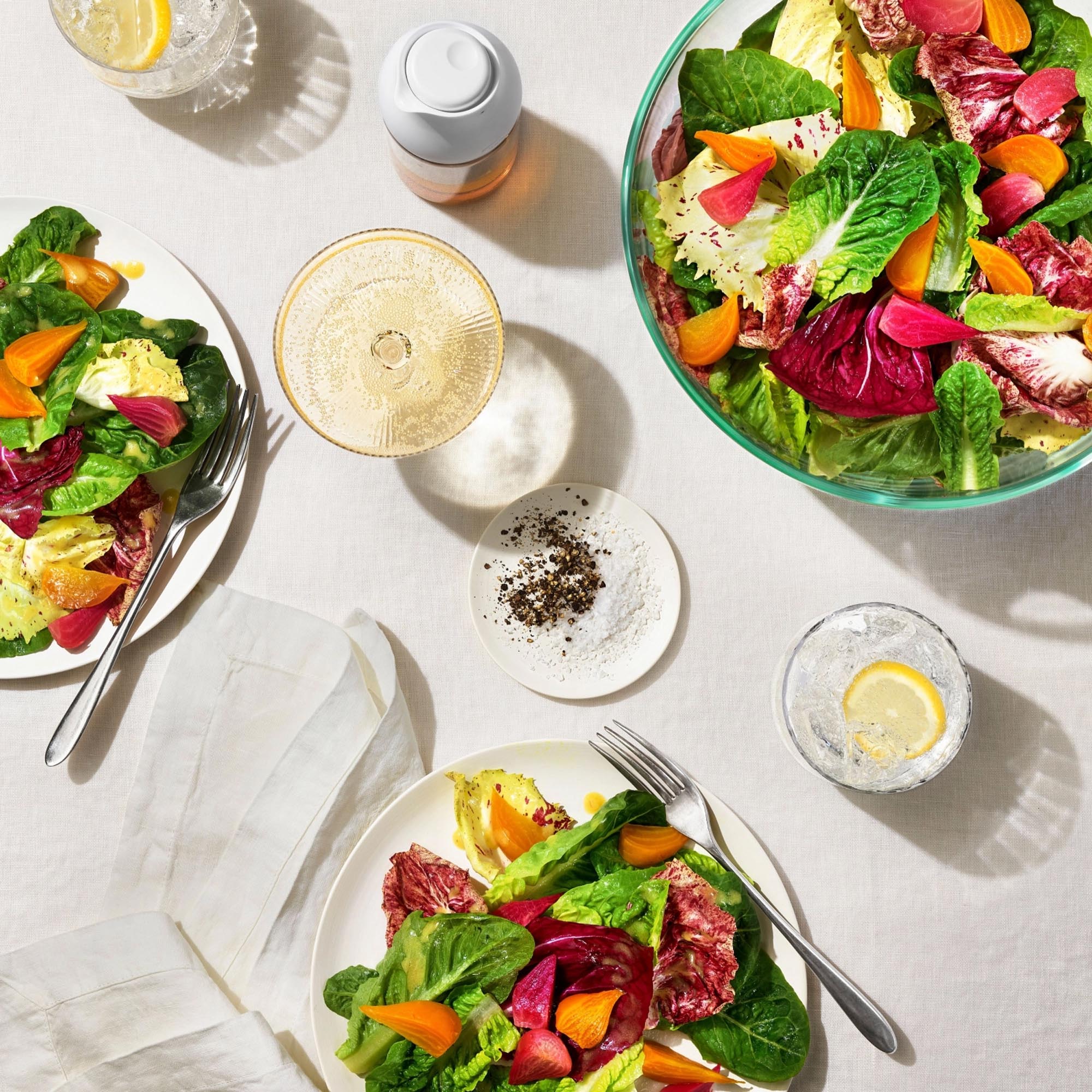 Genießen Sie frische Salate mit der OXO Good Grips Glas-Salatschleuder. Sie vereint Funktionalität und Stil für müheloses Trocknen von Gemüse!