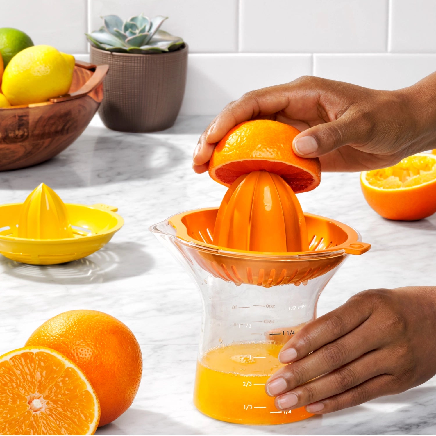 Die OXO 2-in-1 Zitruspresse 350ml ist Ihr perfekter Küchenpartner für frischen Zitrussaft. Ergonomisch, spülmaschinenfest und vielseitig!