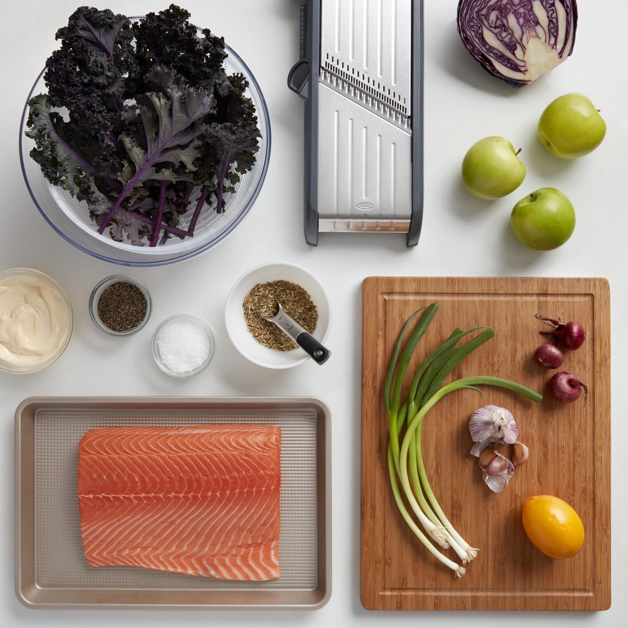 Der OXO Profi Obst- und Gemüsehobel 2.0: Edelstahlklinge, ergonomisch, langlebig, rutschfest – ein Muss für jede Küche!