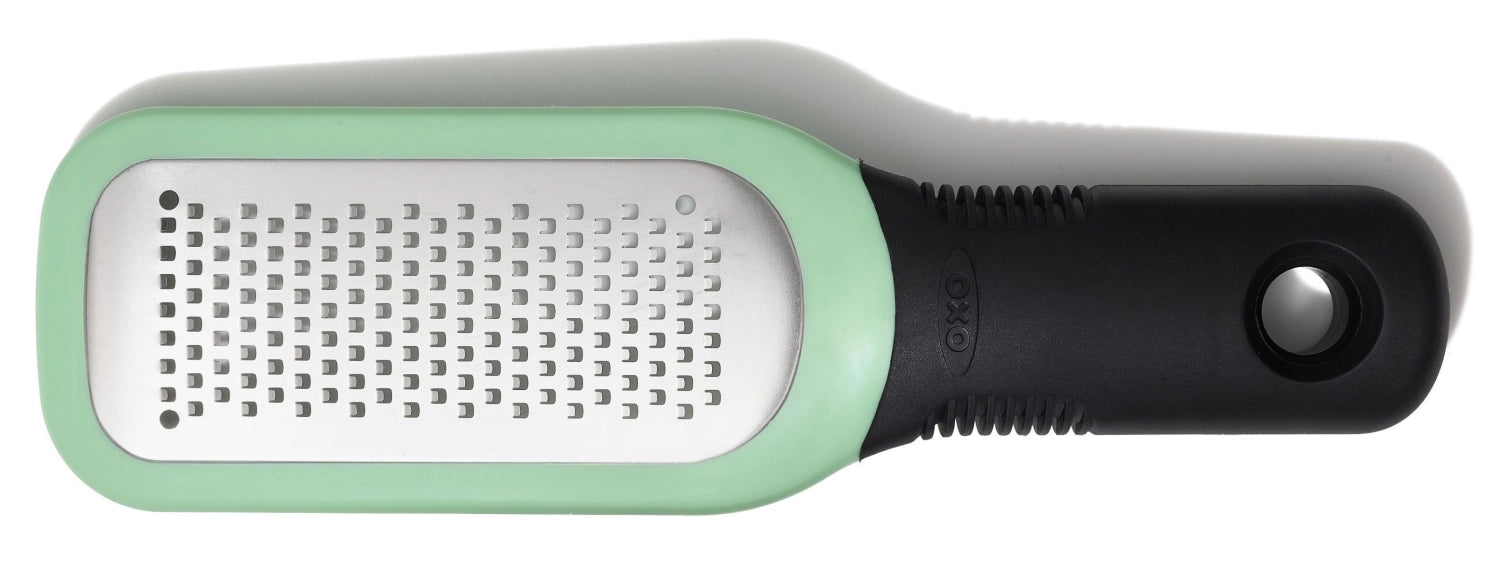 Entdecken Sie die OXO Ingwer- und Knoblauchreibe: Ergonomisch, langlebig und ideal für präzises Reiben von Ingwer, Knoblauch und mehr.