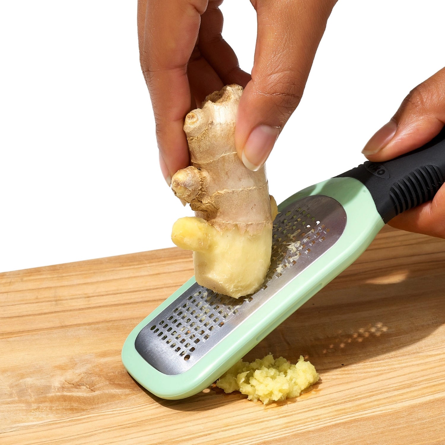 Entdecken Sie die OXO Ingwer- und Knoblauchreibe: Robuste Edelstahloberfläche, ergonomischer Griff und müheloses Reiben für frische Aromen.