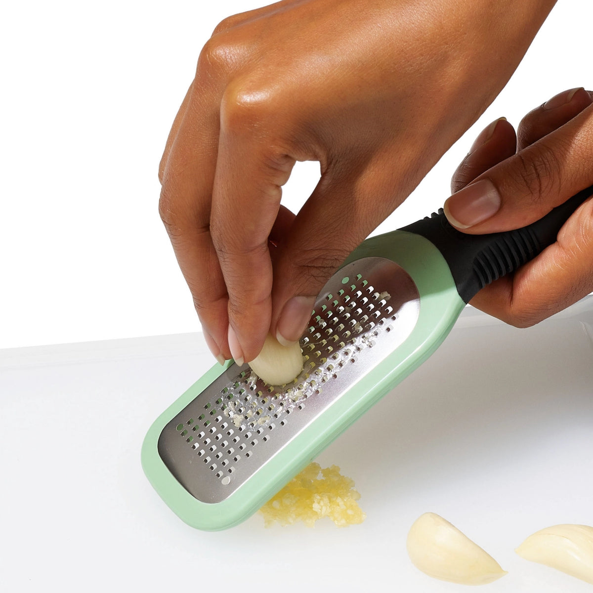 OXO Ingwer- und Knoblauchreibe, geätzt in Blau präsentiert im Onlineshop von KAQTU Design AG. Küchenhelfer ist von OXO