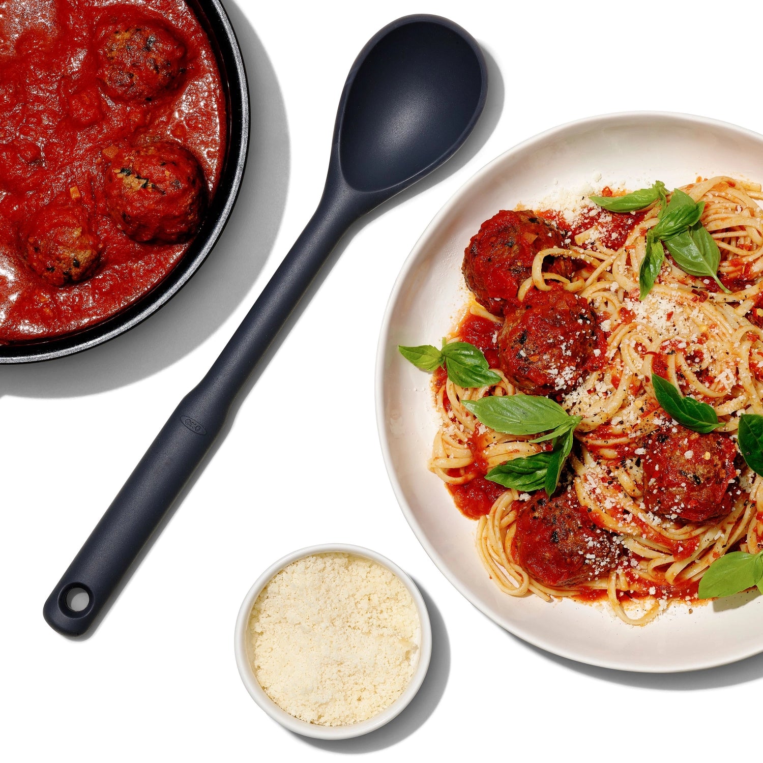 OXO Silikon Kochlöffel in leuchtendem Rot, ideal zum Rühren und Servieren, hitzebeständig und flexibel für müheloses Kochen.