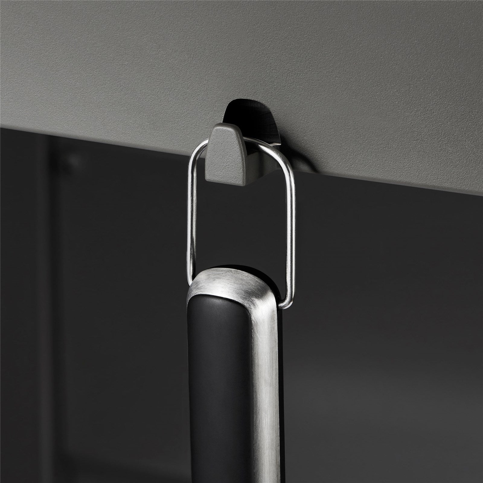 Der OXO Good Grips Grillwender aus hochwertigem Edelstahl sorgt für müheloses Wenden von Grillgut und liegt dank des rutschfesten Griffs perfekt in der Hand.