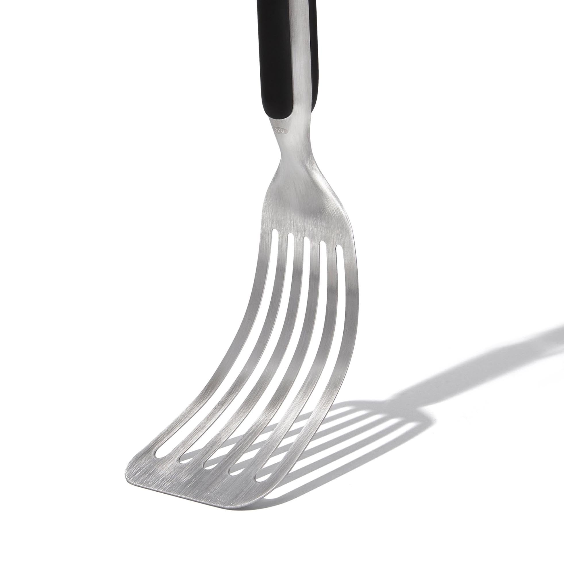 Hochwertiger Grillwender von OXO aus Edelstahl mit ergonomischem, rutschfestem Griff für müheloses Wenden und Grillen.