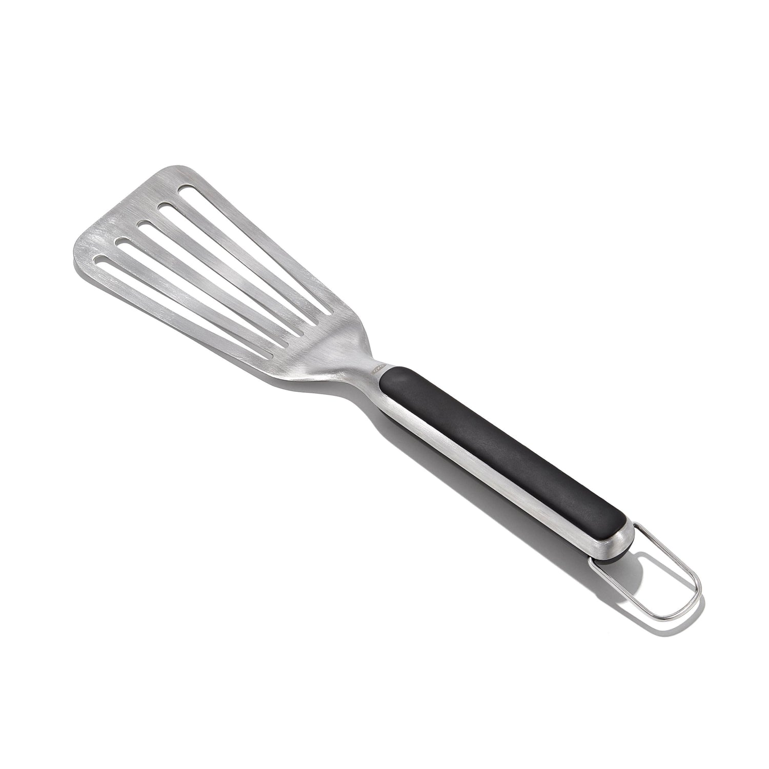 Robuster Grillwender aus Edelstahl von OXO mit rutschfestem Griff für sicheres Wenden von Grillgut – perfekt für Grillliebhaber.