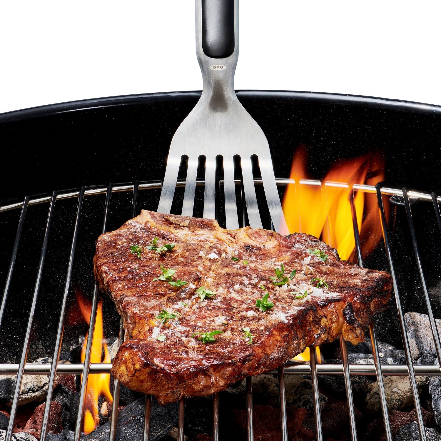 Edelstahl Grillwender von OXO mit rutschfestem Griff, perfekt für das Wenden von Grillgut und ideal für Grillliebhaber.