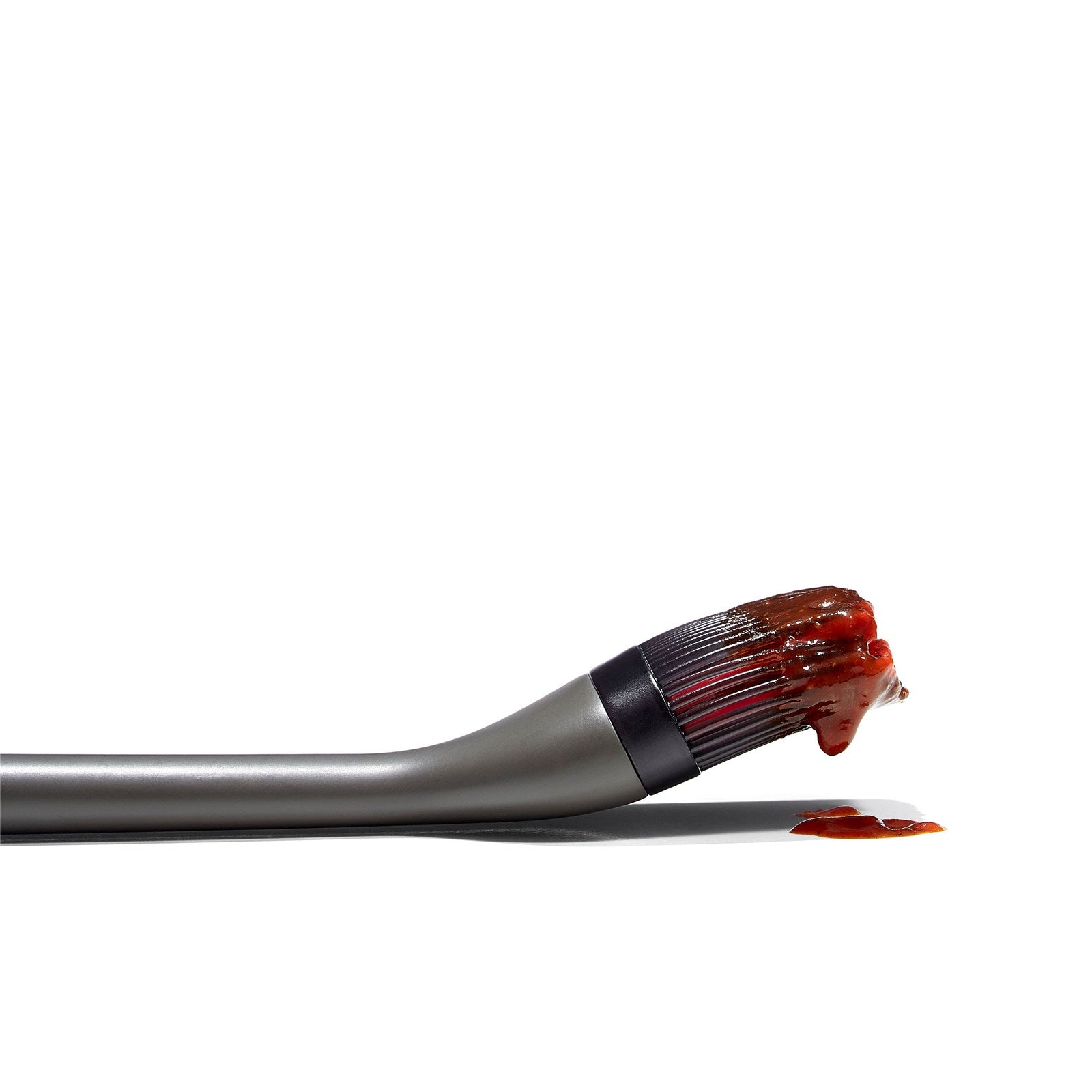 Der OXO Good Grips Grillpinsel vereint Komfort und Funktionalität. Hitzebeständig, leicht zu reinigen und perfekt für Marinaden – ein Must-Have für jeden Grillliebhaber!