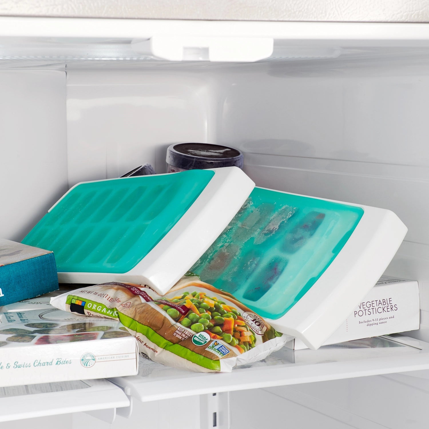 Entdecken Sie die OXO Good Grips Eiswürfelschale – Ihre Lösung für perfekte Eiswürfel ohne Verschütten, dank innovativem Silikondeckel und platzsparendem Design!