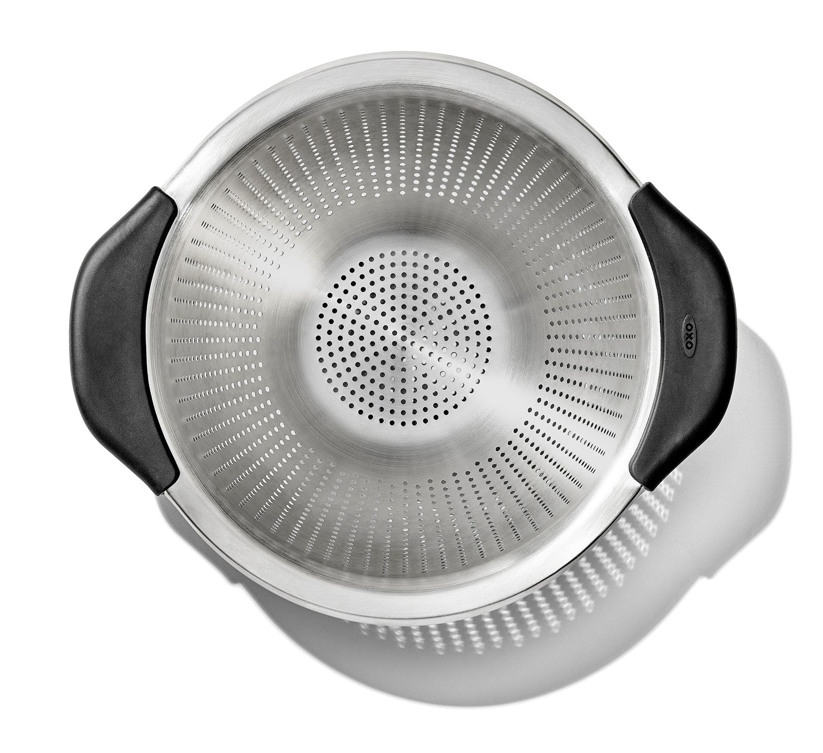 Hochwertiges OXO Sieb aus rostfreiem Edelstahl, 28.3x24.1cm. Ergonomischer Griff für sicheren Halt. Ideal zum Abseihen von Pasta, Obst und Gemüse.