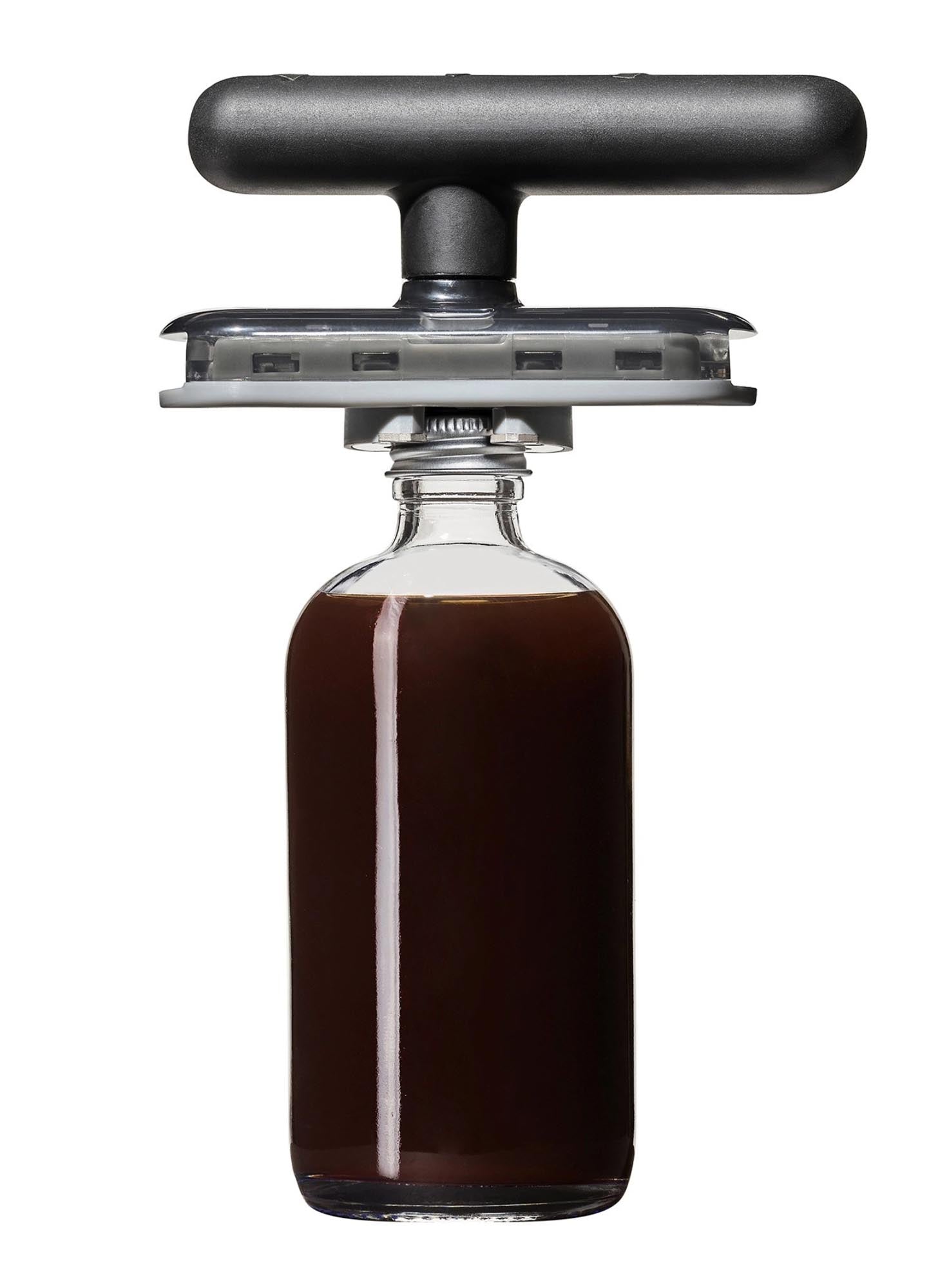 OXO Glasöffner: Sicherer Halt und einfaches Öffnen mit Antirutsch-Matte.