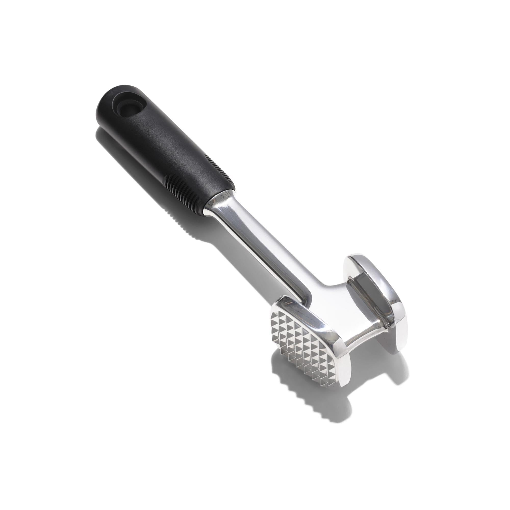 Der OXO Good Grips Fleischhammer (25x5,5 cm) ist ideal zum Zartklopfen von Fleisch und Fisch. Ergonomisch, leicht und spülmaschinengeeignet.