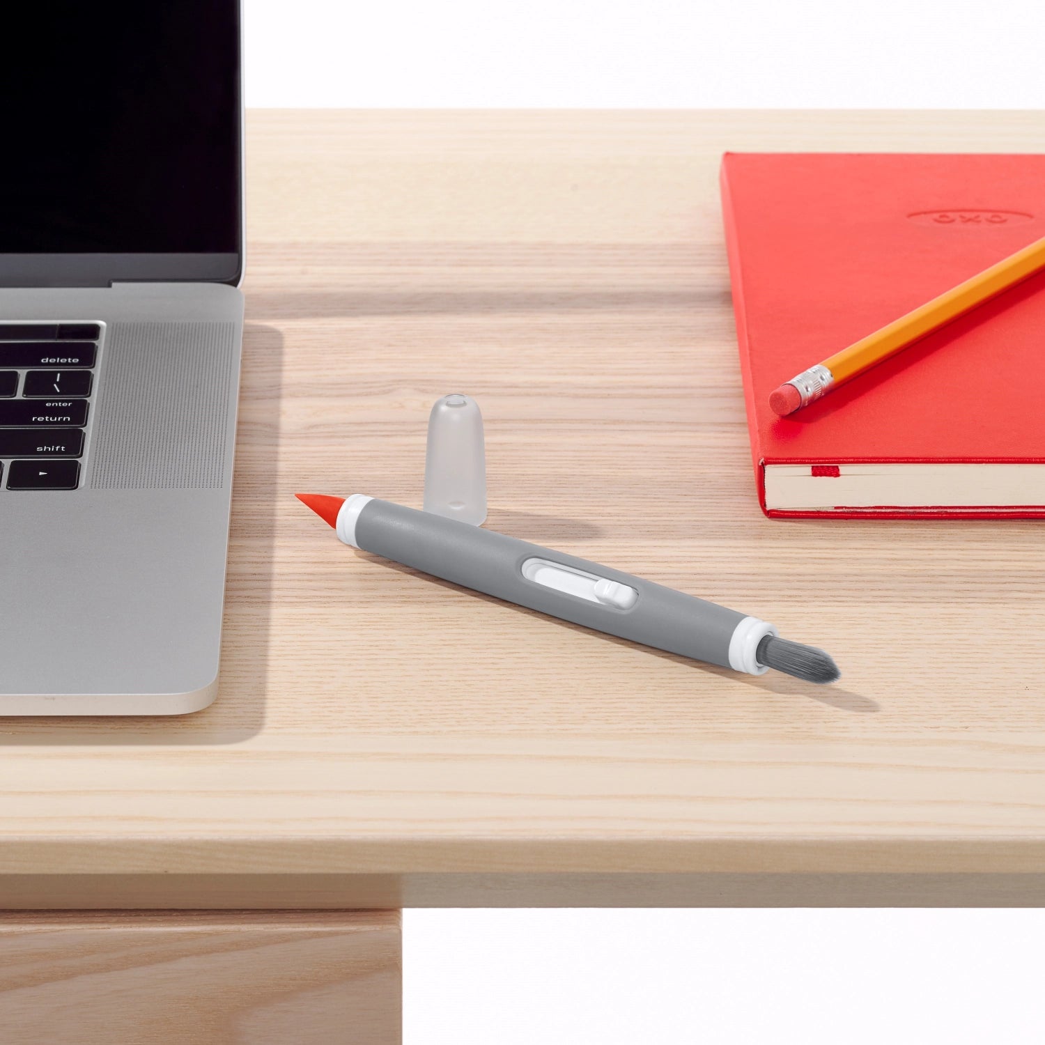 Schützen Sie Ihre Geräte mit der OXO Reinigungsbürste! Ideal für gründliche Reinigung von Tastaturen, Bildschirmen und mehr. Jetzt kaufen!