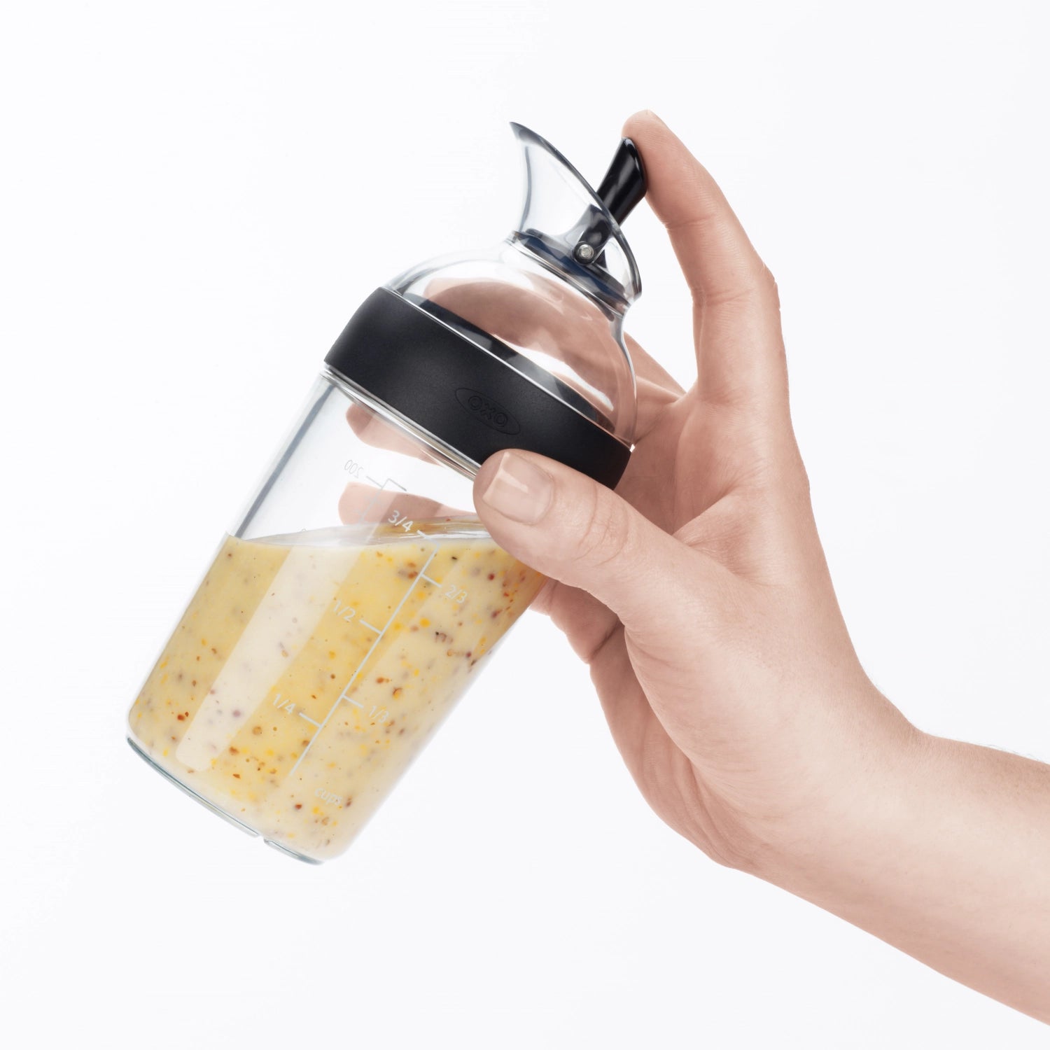 Kompakter 240ml Shaker von OXO in stilvollem Schwarz, perfekt zum mühelosen Zubereiten und Ausgießen von Salatdressings.