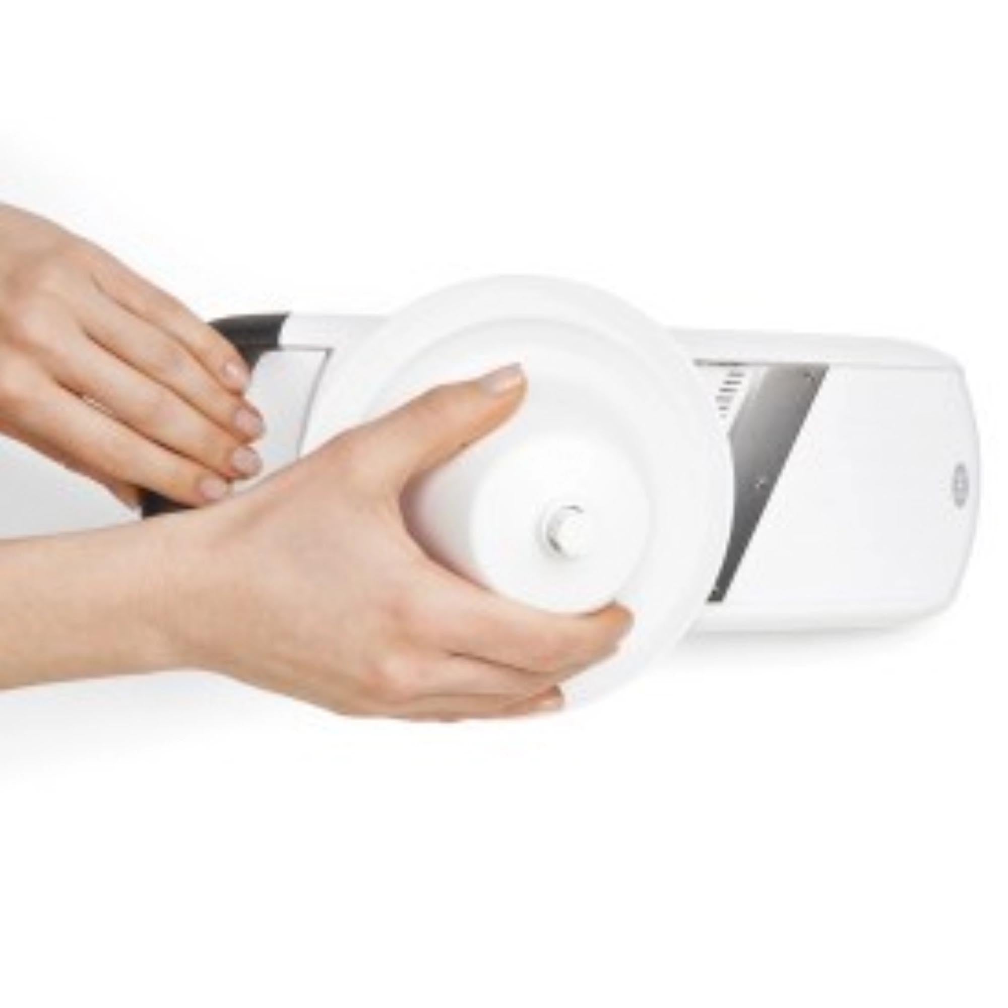 Entdecken Sie die OXO Mandoline in Weiss: Ihr idealer Küchenhelfer für gleichmäßige Schnitte von Gemüse und Obst. Langlebig, einfach zu reinigen und vielseitig einsetzbar!