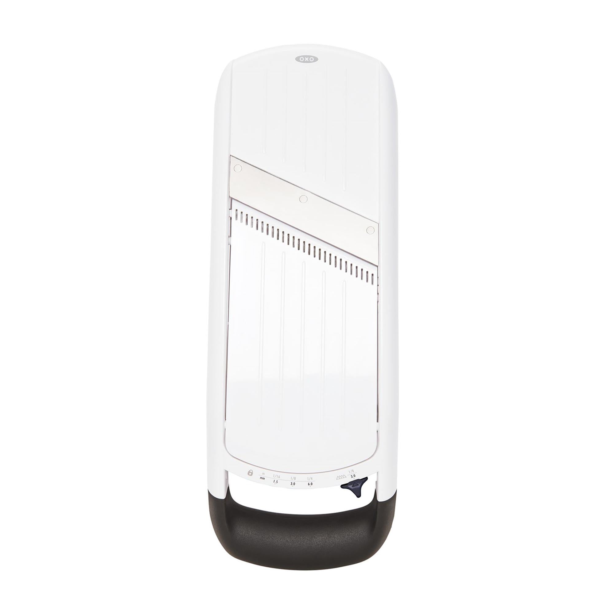 Die weisse OXO Mandoline: Präzises Schneiden von Gemüse & Obst, langlebig, einfach zu reinigen, kompakt & vielseitig einstellbar.