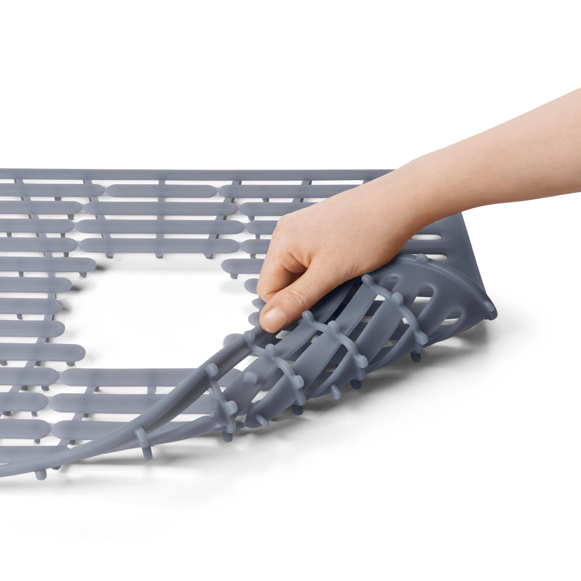 Praktische OXO Silikon Spülbeckenmatte in elegantem Grau, 43x32 cm – schützt Ihr Geschirr und Ihre Spüle, rutschfest und leicht zu reinigen.