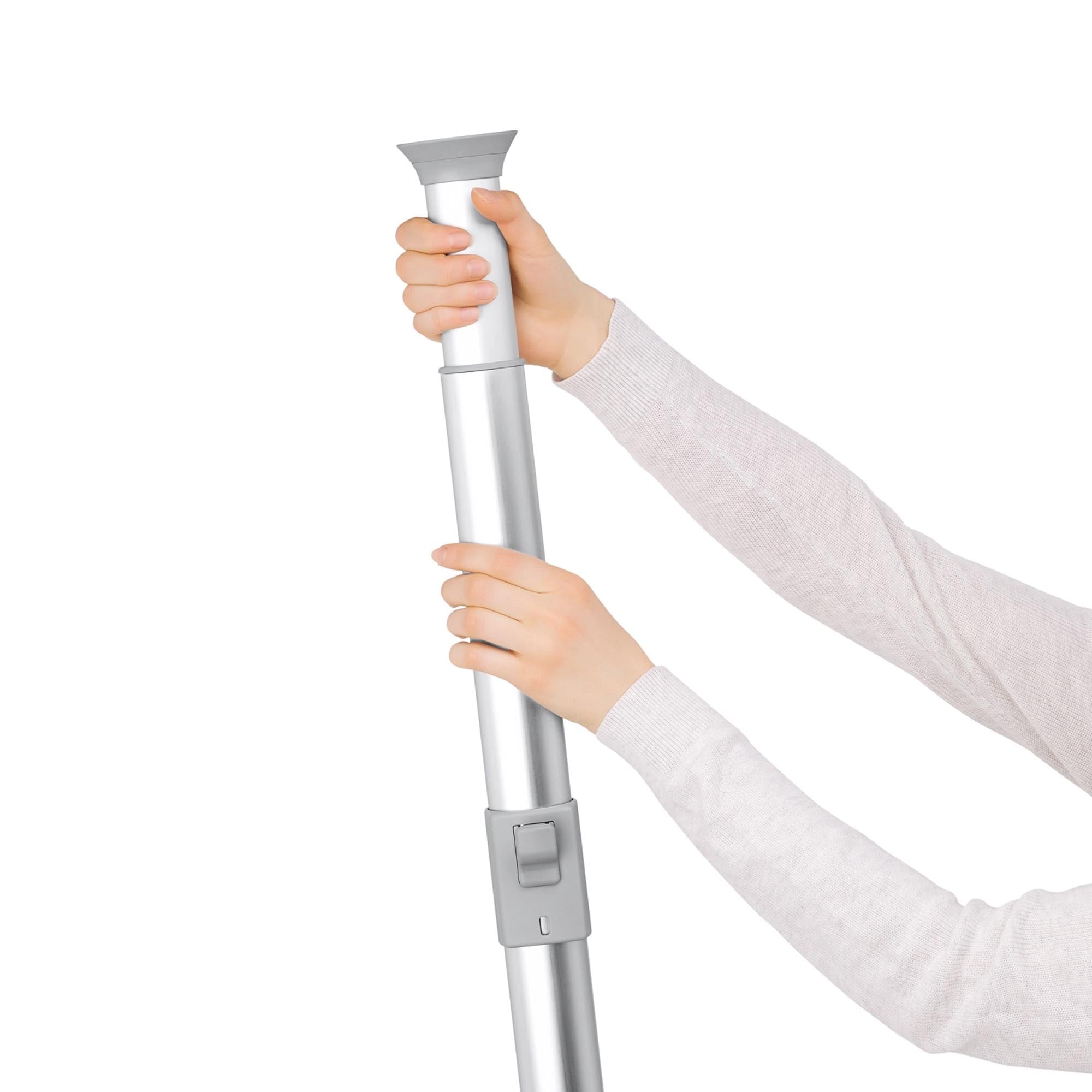 Praktisches Eck-Duschregal von OXO mit ausziehbarer Spannstange aus Aluminium. Ideal für Ordnung und Stil im Badezimmer.