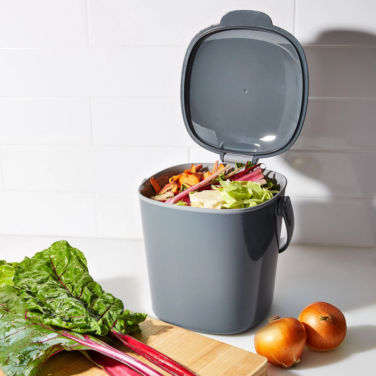 Kompostbehälter schwarz, 2.83L in Grau präsentiert im Onlineshop von KAQTU Design AG. Mülleimer ist von OXO