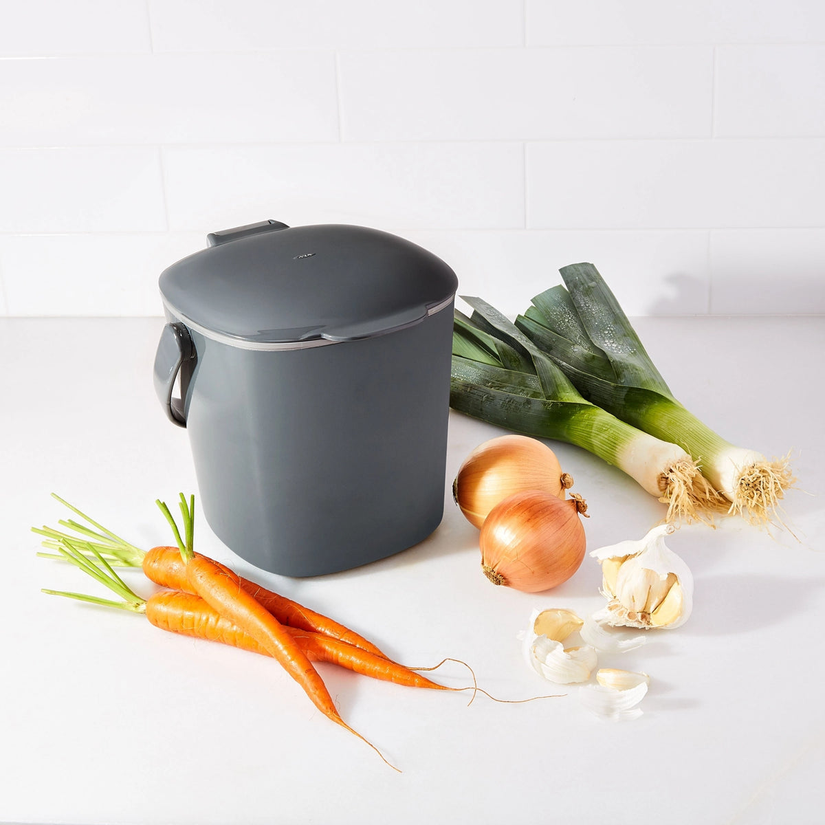 Kompostbehälter schwarz, 2.83L in Grau präsentiert im Onlineshop von KAQTU Design AG. Mülleimer ist von OXO