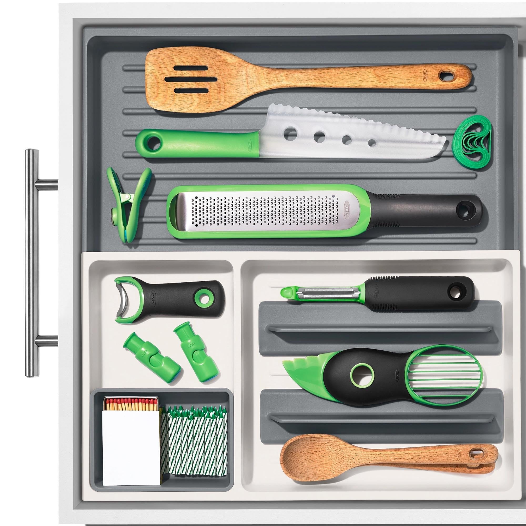 Die OXO Good Grips Schubladeneinlage bietet eine anpassbare, langlebige Lösung für Ordnung in Schubladen. Rutschfest und stilvoll!