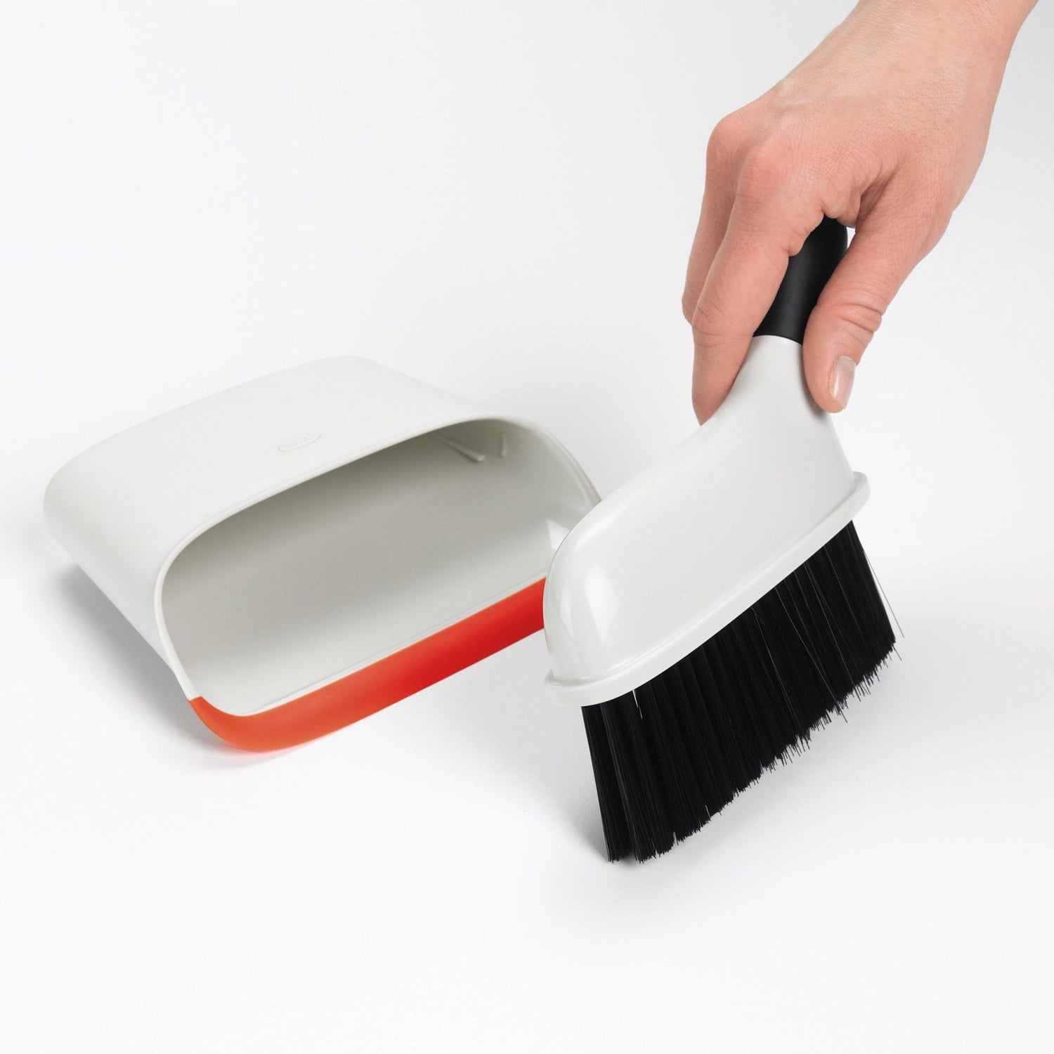 Kompaktes Kehrschaufel- und Bürsten-Set von OXO, ideal für effizientes Kehren und müheloses Aufräumen, mit ergonomischem Design für besten Komfort.