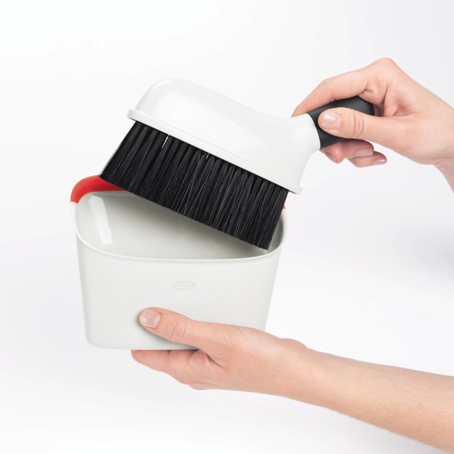 Kompaktes Kehrschaufel Bürsten-Set von OXO, ideal für effizientes Kehren und Reinigen, ergonomisches Design für einfachen Gebrauch.