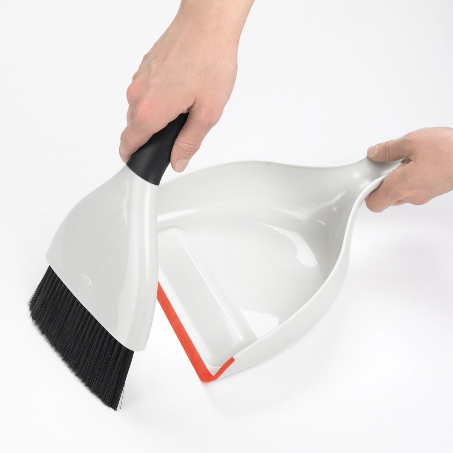 Praktisches Kehrschaufel- und Bürsten-Set von OXO, perfekt für schnelle Reinigungen, mit komfortablem Griff und kompakter Bauweise für mühelose Lagerung.