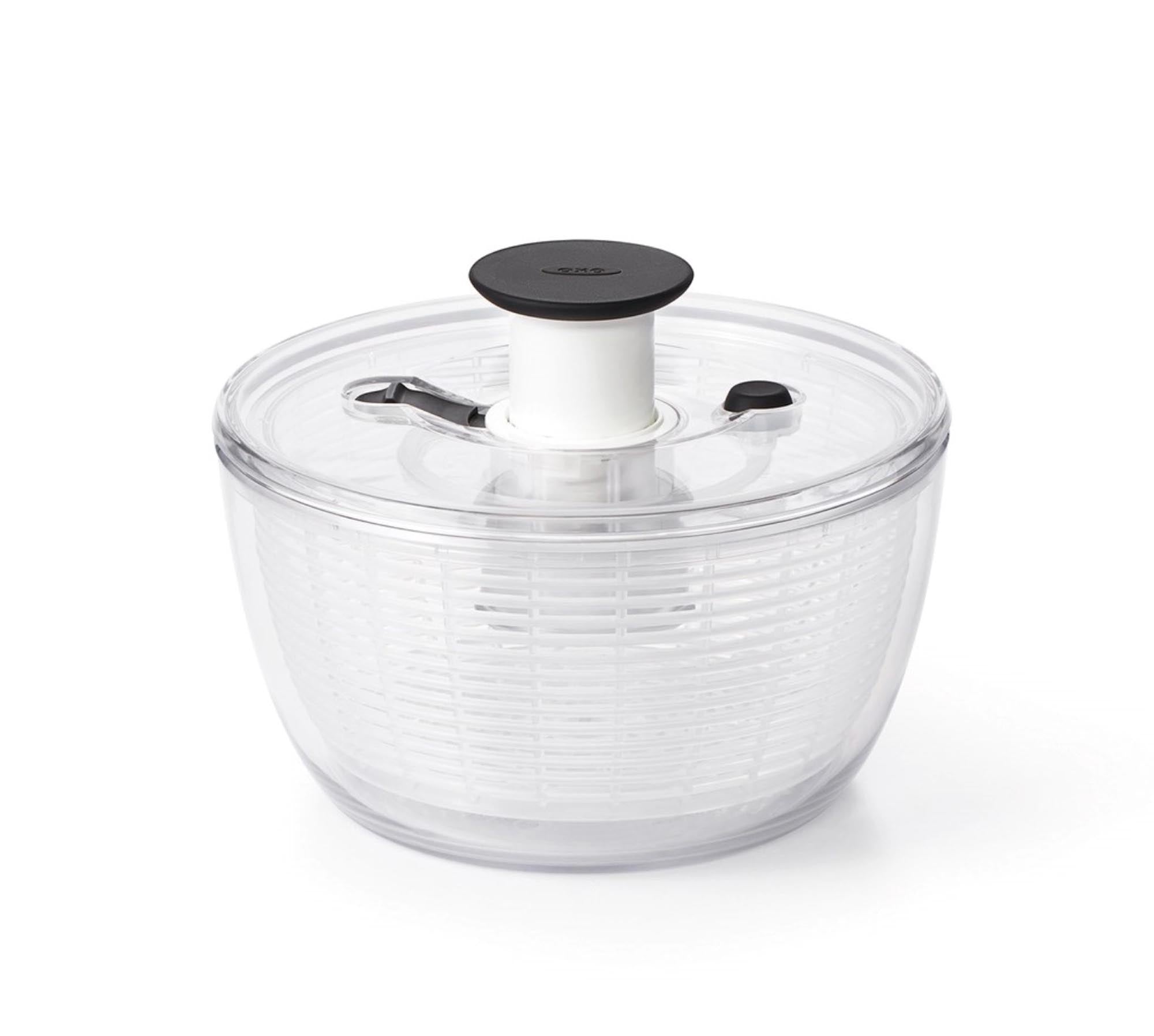 Grosse, transparente OXO Salatschleuder (5,8L, Ø26,7cm) für frische Salate. BPA-frei, langlebig, leicht zu reinigen. Perfekt für Salatliebhaber.