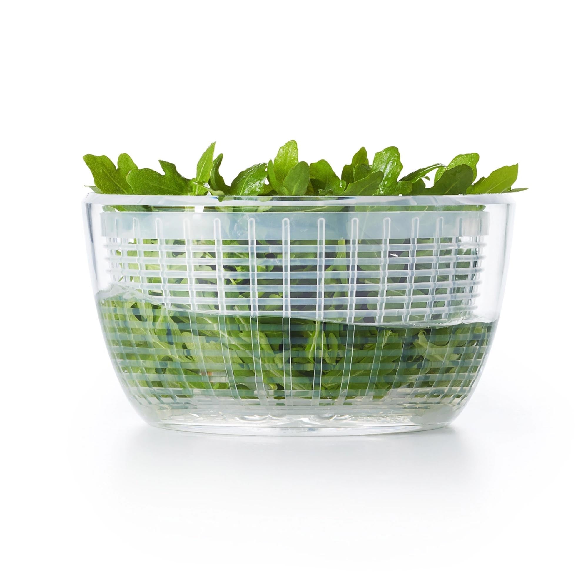 Kompakte OXO Salatschleuder, 2.7L, transparent, BPA-frei, spülmaschinenfest, rutschfest, ideal für frische Salate.