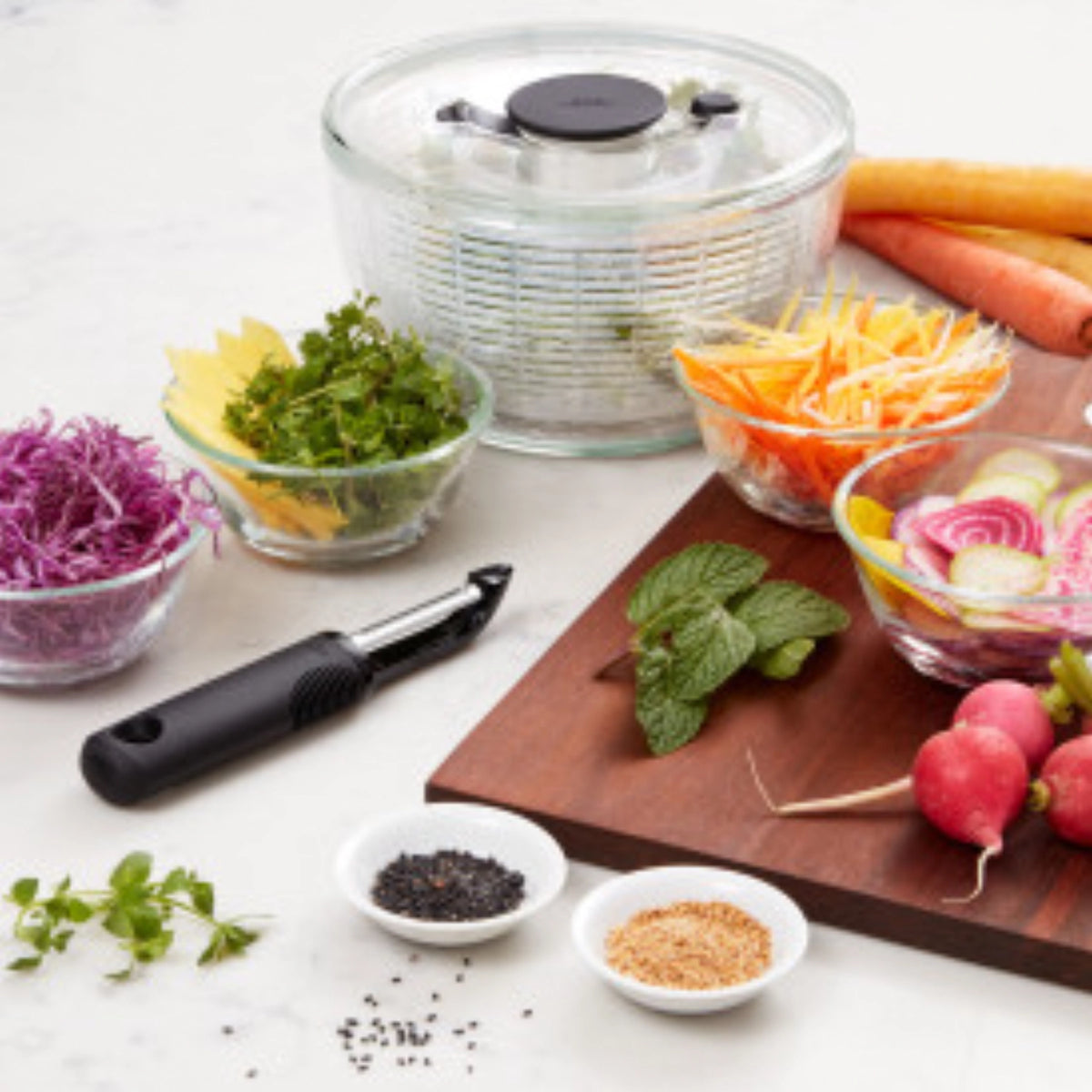 Drehschäler 17.8 cm in Schwarz präsentiert im Onlineshop von KAQTU Design AG. Küchenhelfer ist von OXO