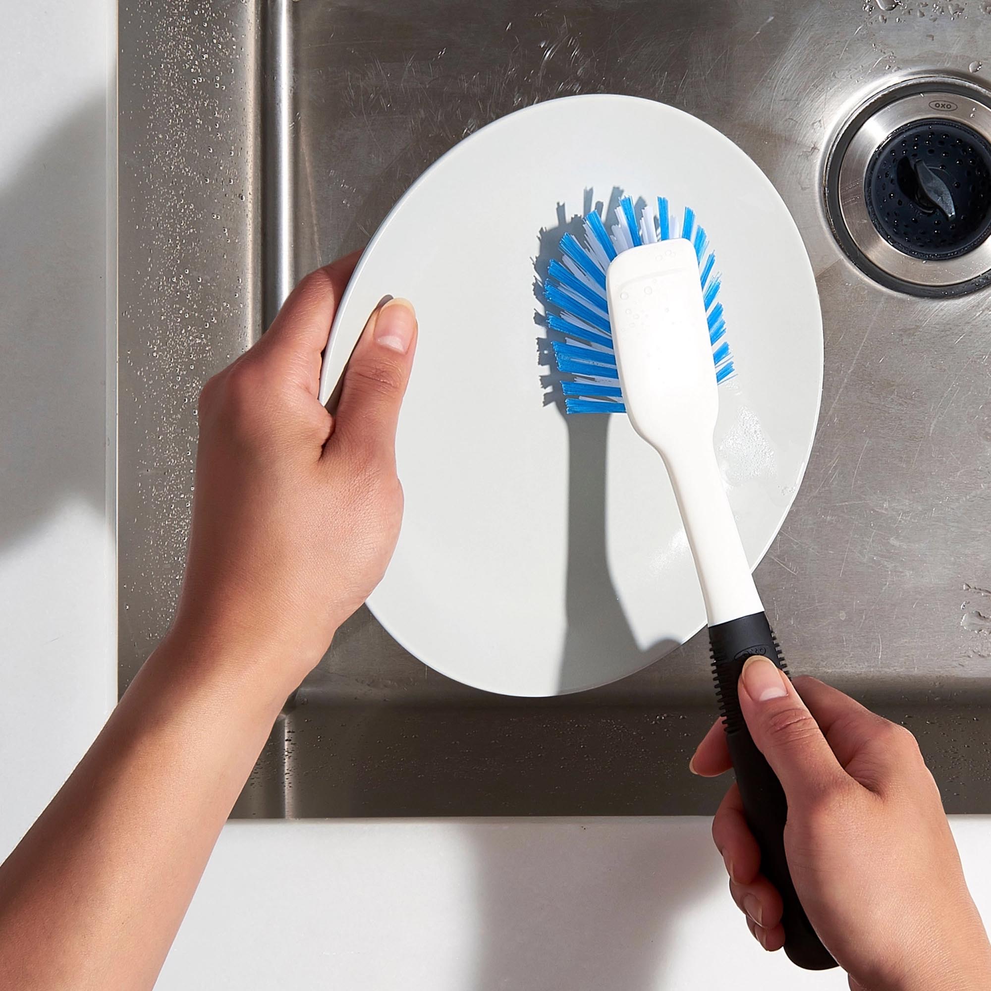 Erleben Sie die OXO Geschirrbürste 27.9 cm – ergonomisch, langlebig und spülmaschinenfest. Ideal für müheloses Reinigen von Geschirr und Töpfen.