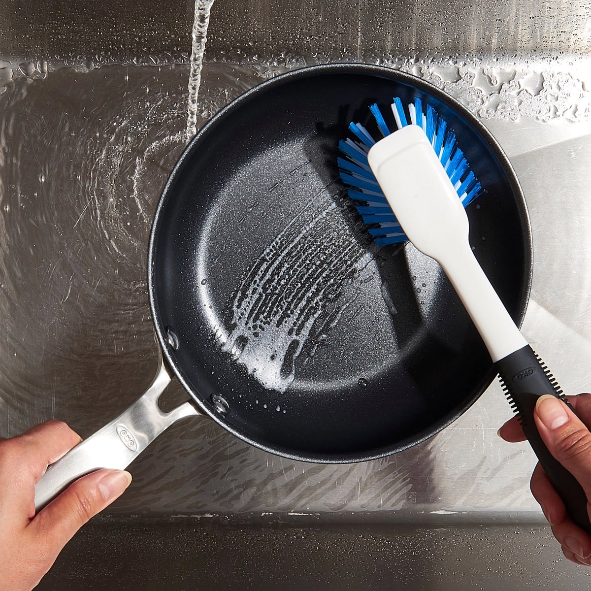 Geschirrbürste 27.9 cm in Blau präsentiert im Onlineshop von KAQTU Design AG. Abwasch ist von OXO