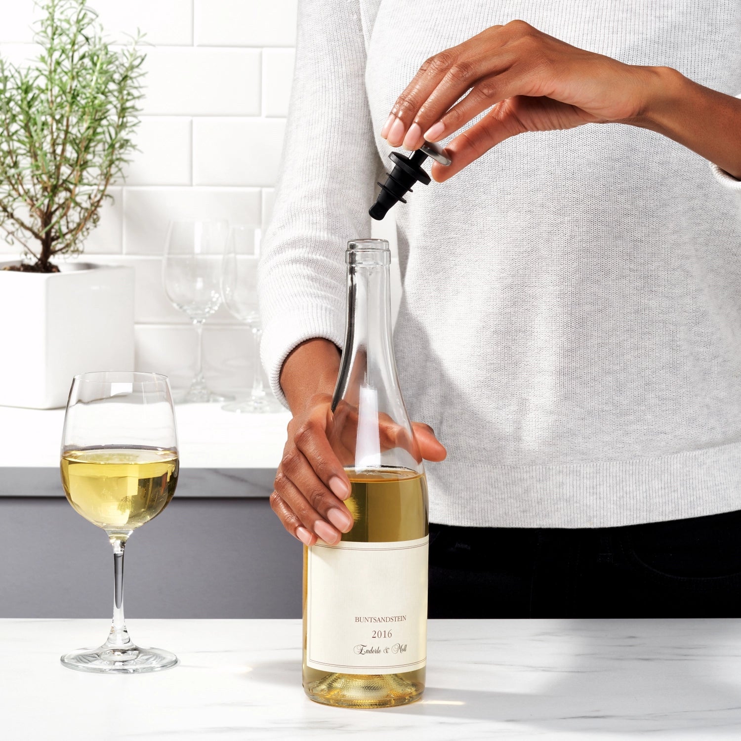 Elegante OXO Weinflaschenverschlüsse im 2er Set aus robustem Edelstahl. Ideal für die luftdichte Versiegelung und stilvolle Aufbewahrung von Wein!