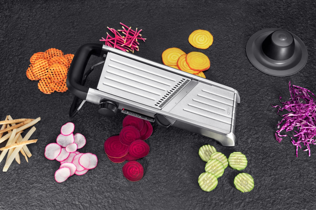 OXO Chef Mandoline 2.0, 44x17cm in Weiss präsentiert im Onlineshop von KAQTU Design AG. Küchenhelfer ist von OXO