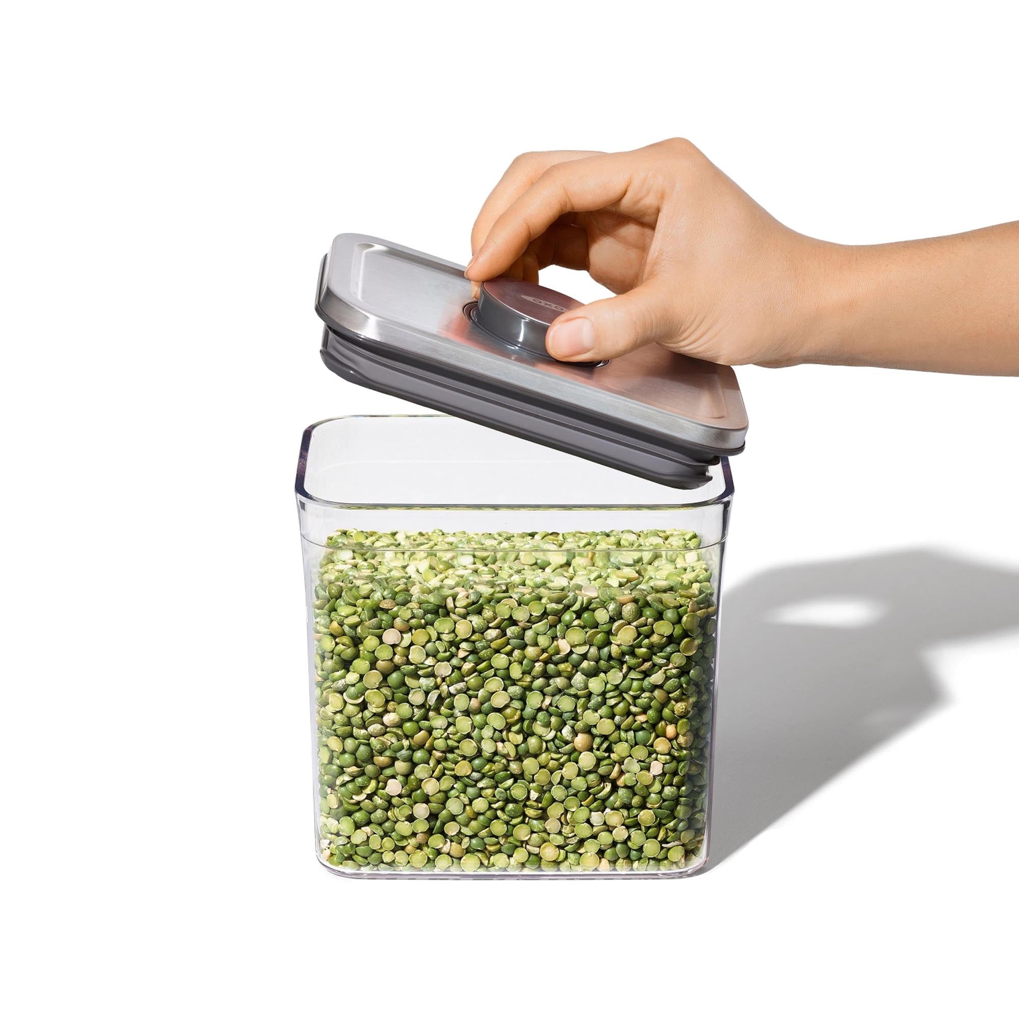 Der OXO Good Grips Steel POP Behälter (4,2L) vereint elegantes Design mit Funktionalität. Ideal für trockene Lebensmittel, schützt er vor Feuchtigkeit und hält alles frisch.