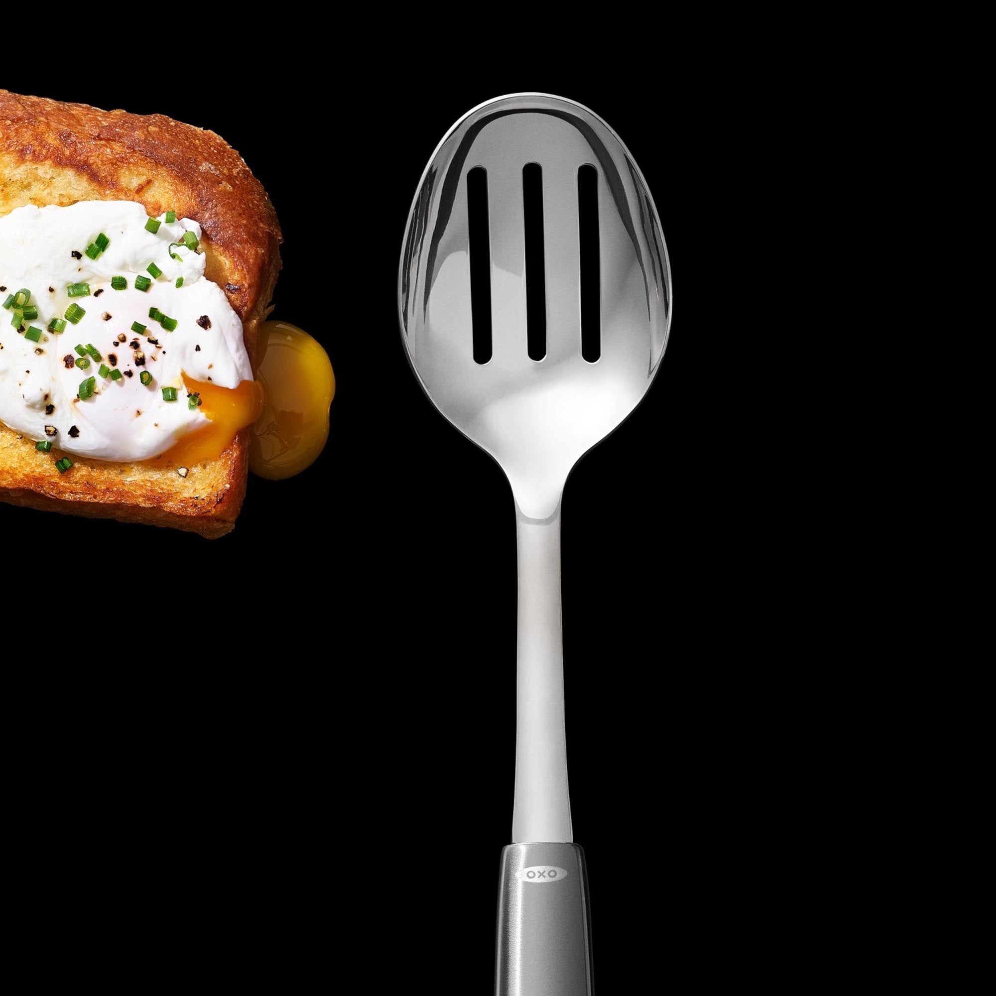 Der OXO GG STL Schlitzlöffel: robust, funktional, ergonomisch. Perfekt zum Schneiden, Portionieren und Abtropfen. Spülmaschinenfest.