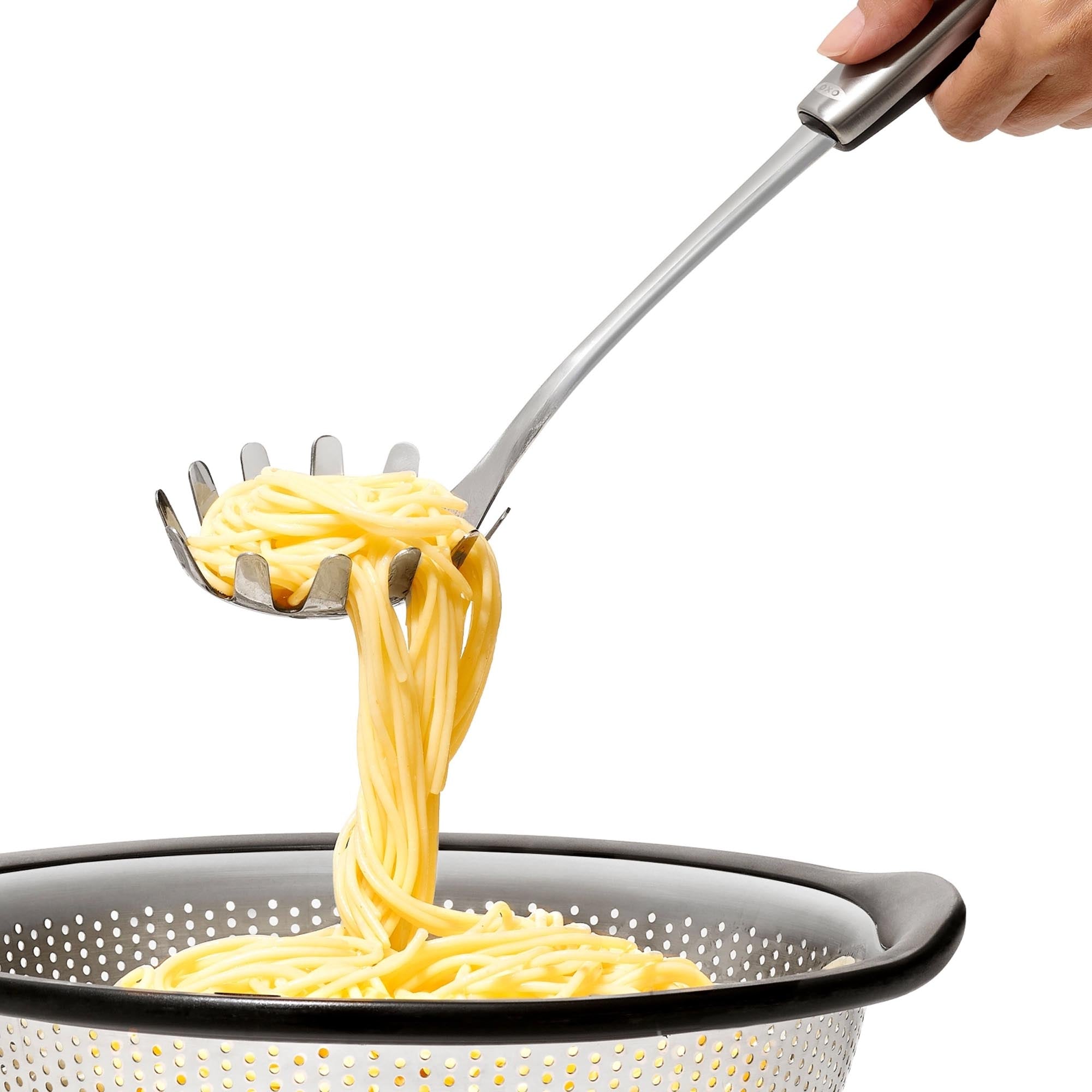 Entdecken Sie den OXO GG STL Spaghettiheber: 32 cm, ergonomisch, rostfreier Edelstahl, ideal für müheloses Servieren von Pasta.