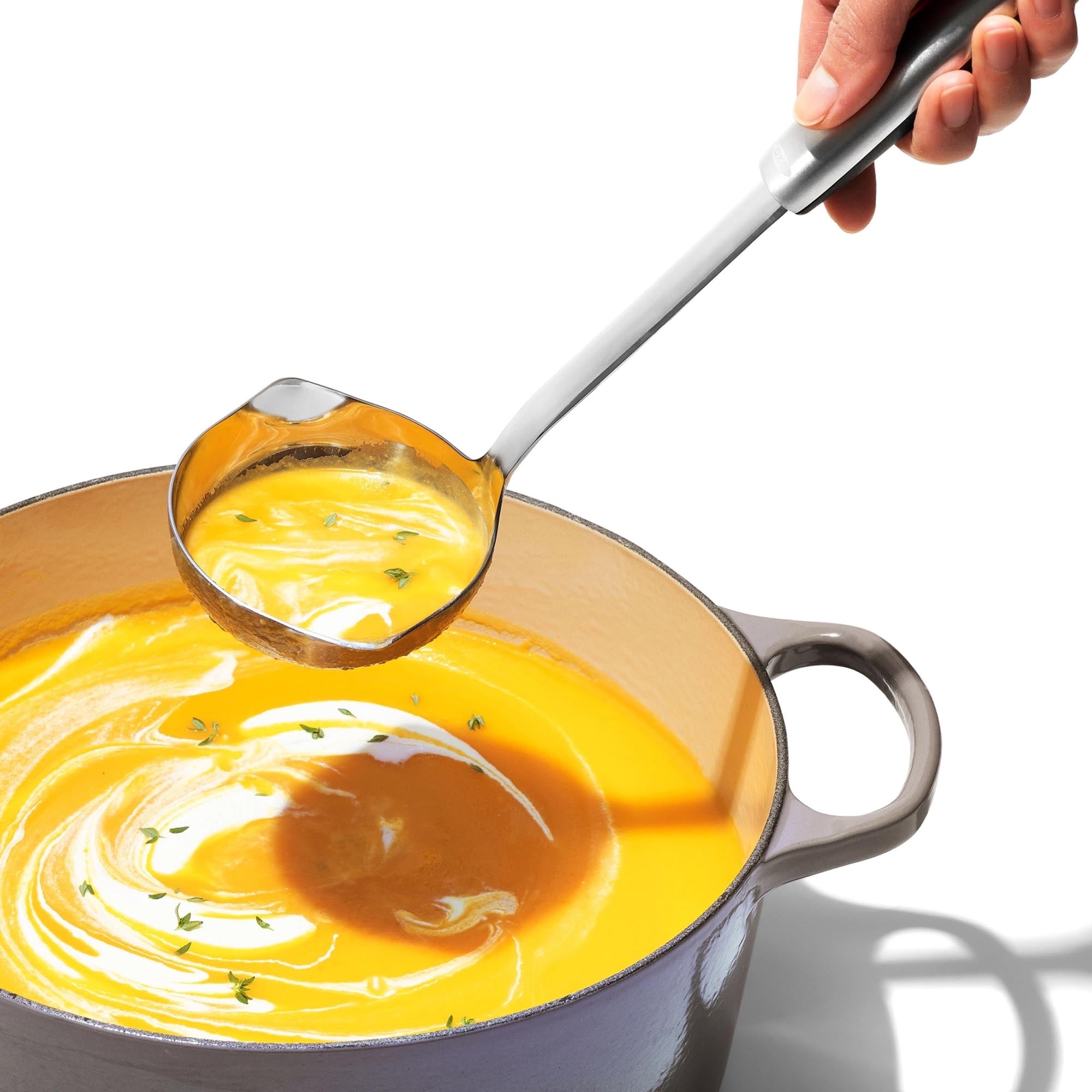 Die OXO GG STL Kelle, 33cm, vereint Langlebigkeit und Stil. Perfekt für Suppen und Saucen, spülmaschinenfest und ergonomisch.