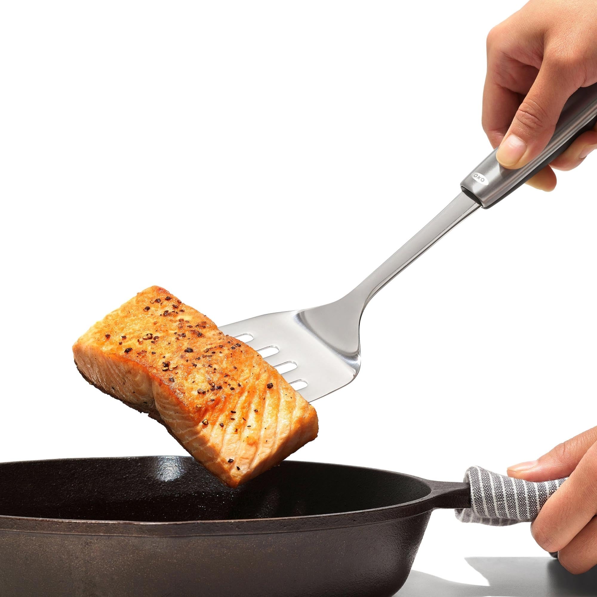 Der OXO Good Grips Steel Wender ist ideal zum Wenden von Lebensmitteln. Langlebig, ergonomisch und elegant – ein Must-Have für jede Küche!