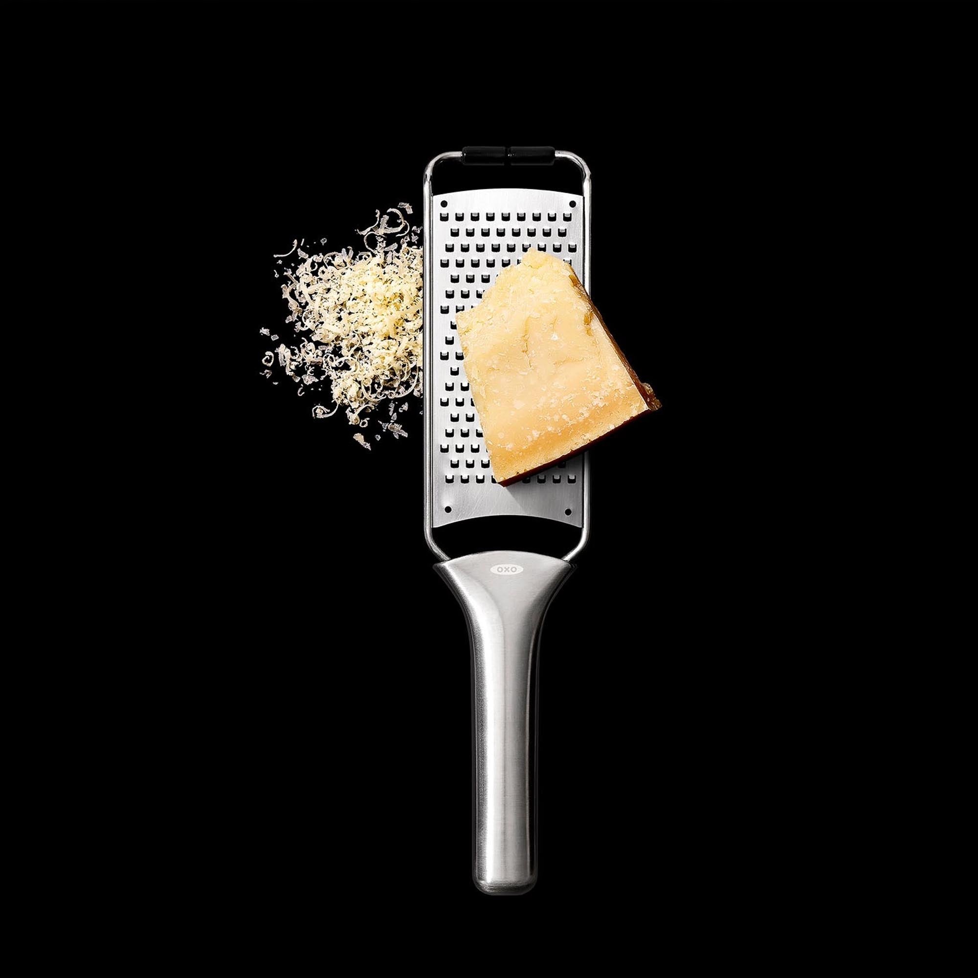 Die OXO GG STL Reibe, 29cm, aus Edelstahl, bietet scharfe Klingen und ergonomischen Griff für müheloses Reiben von Käse und Gemüse.
