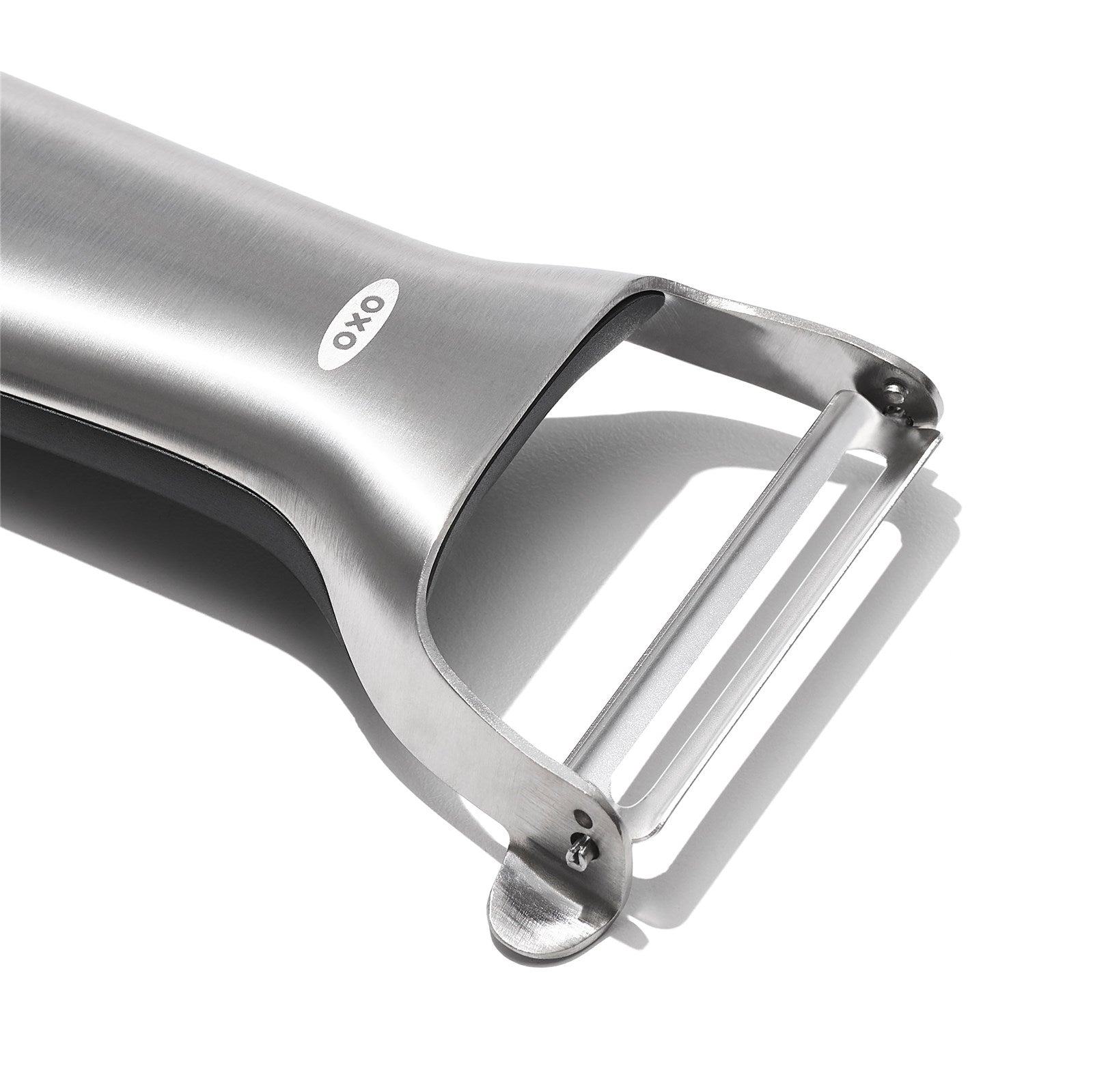 Der OXO Good Grips Steel Schäler (19 cm) bietet ergonomischen Komfort und präzise Ergebnisse beim Schälen von Obst und Gemüse.